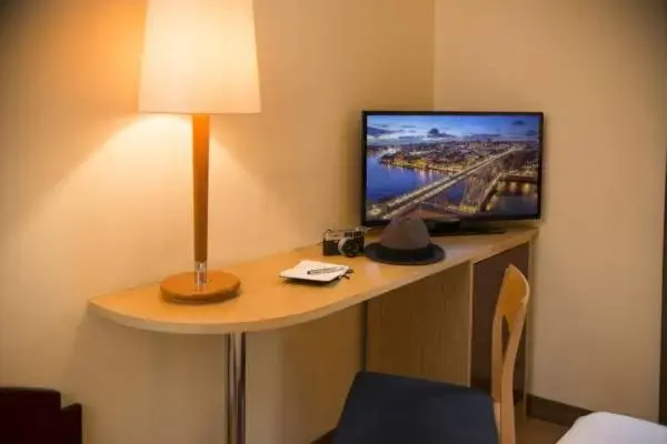 TV/Entertainment Center in Hotel Internacional Porto