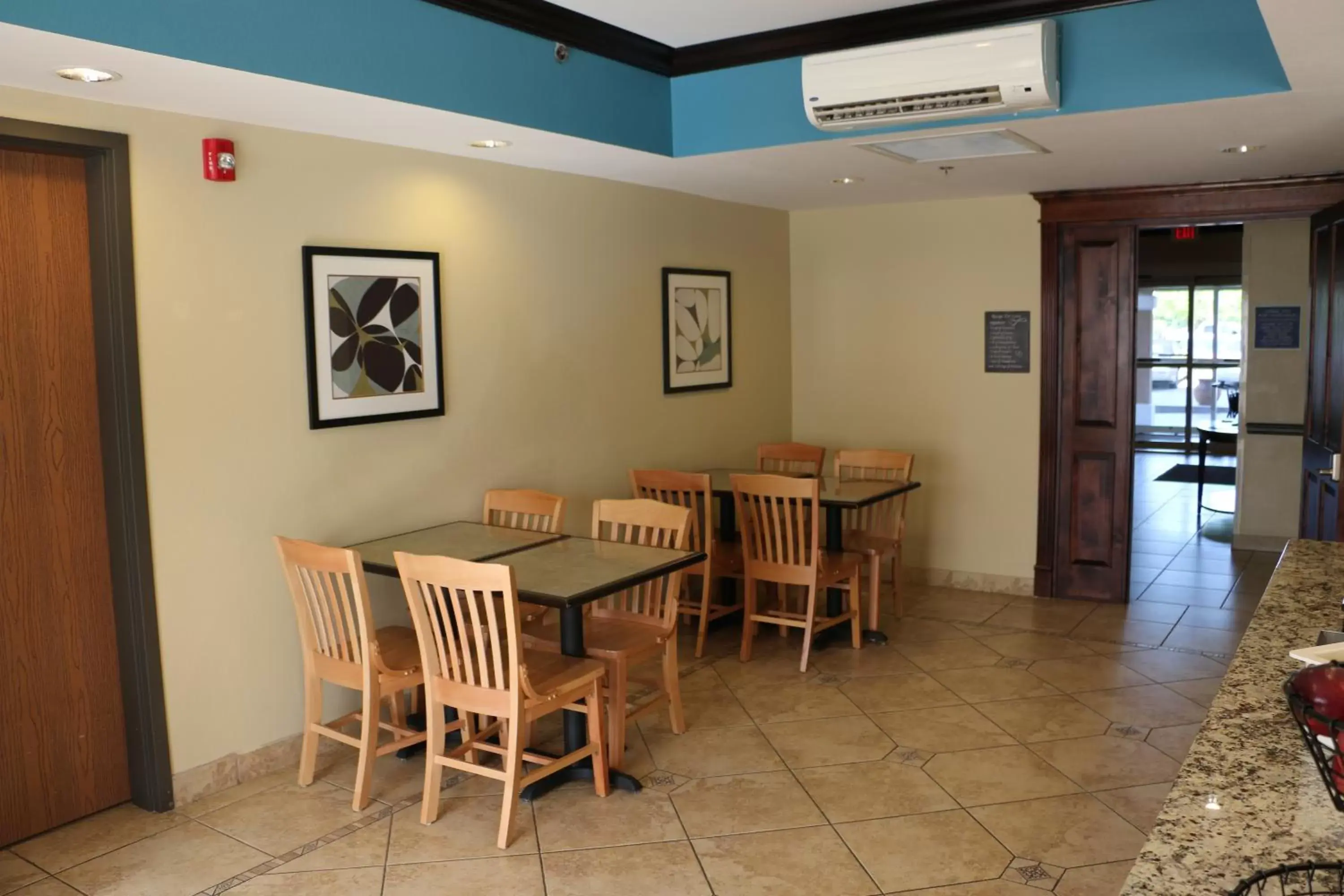 Continental breakfast, Dining Area in Days Inn by Wyndham Baton Rouge I-10