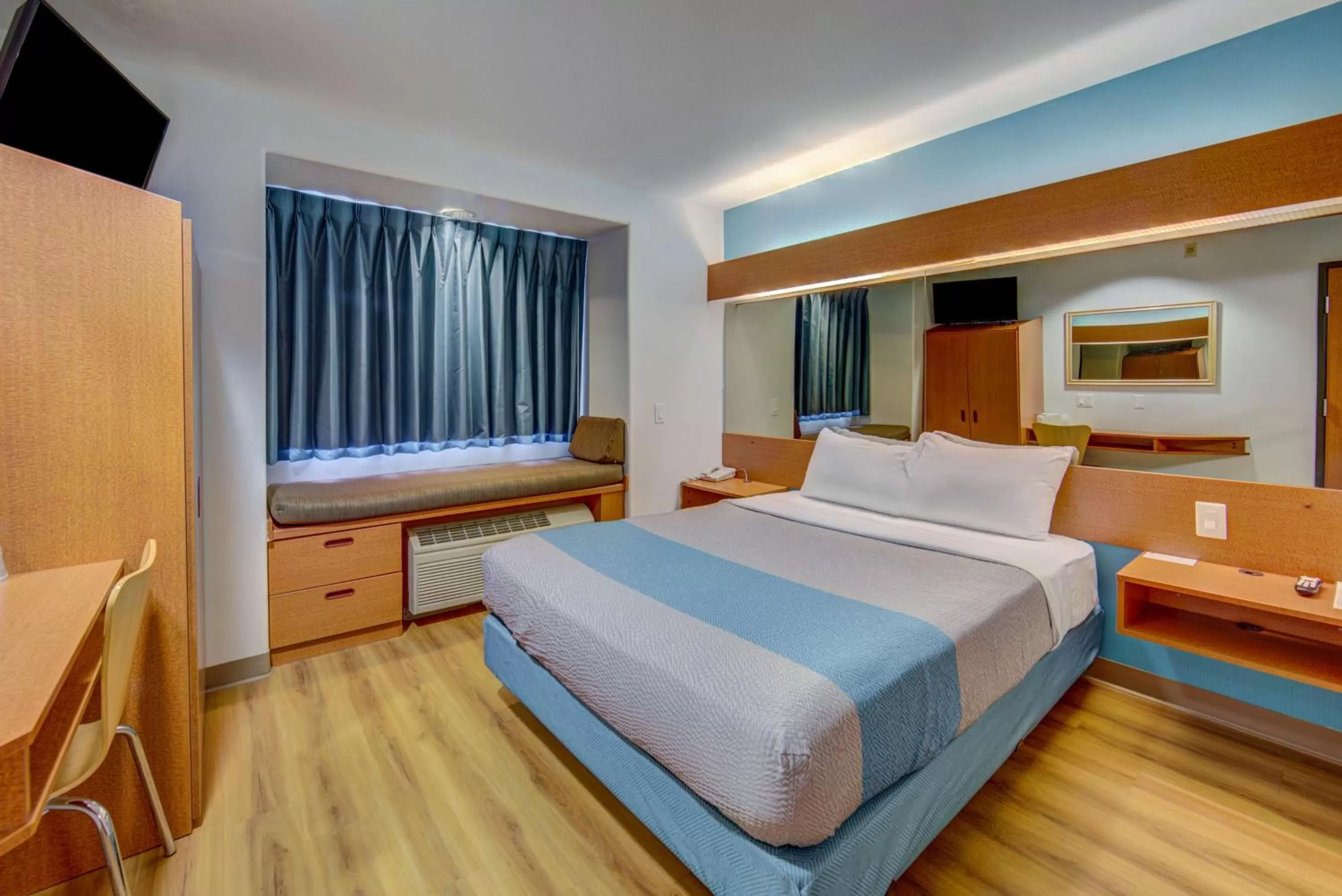 TV and multimedia, Bed in Motel 6-Sutherlin, OR