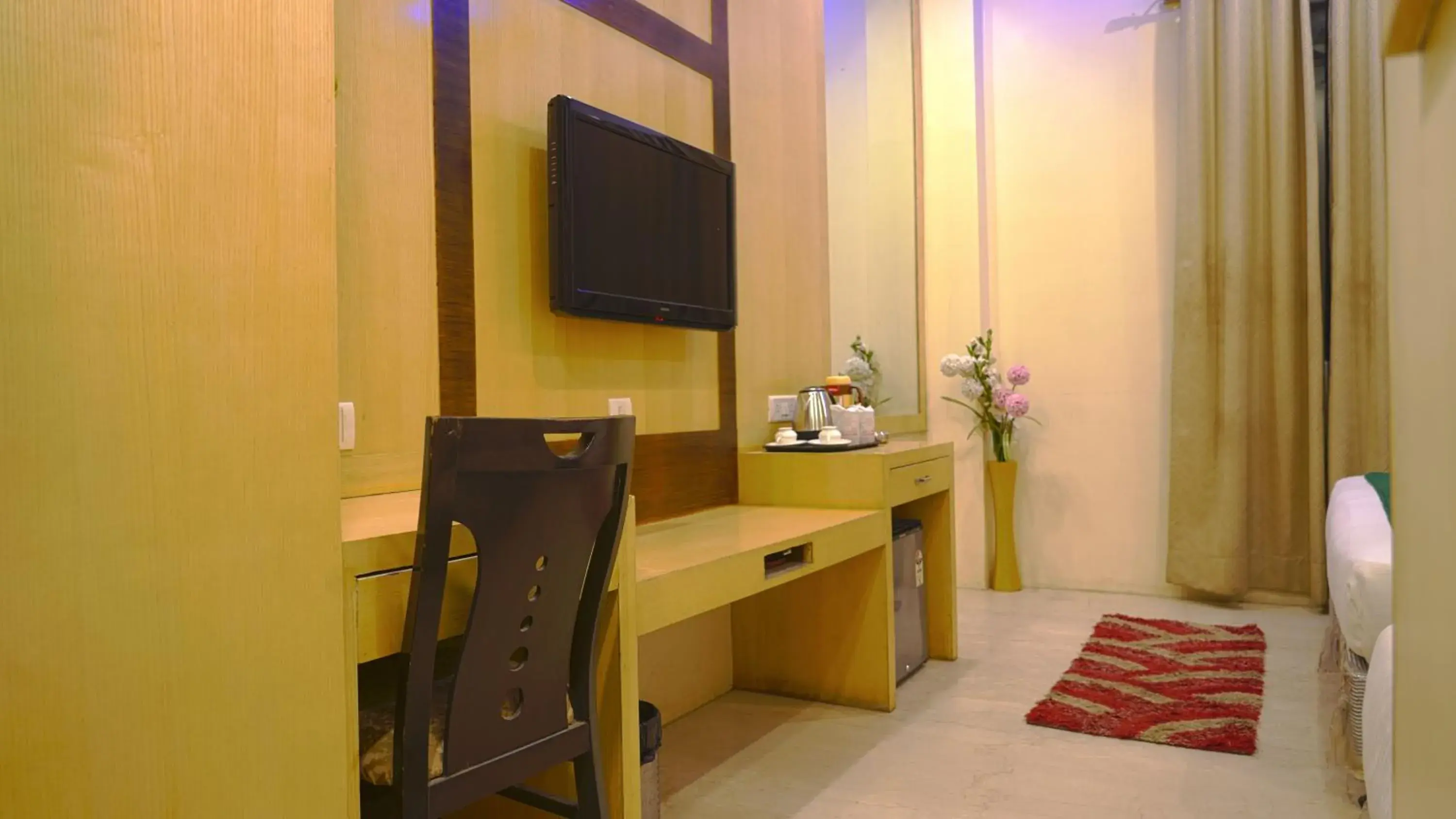 Coffee/tea facilities, TV/Entertainment Center in Hotel All Iz Well