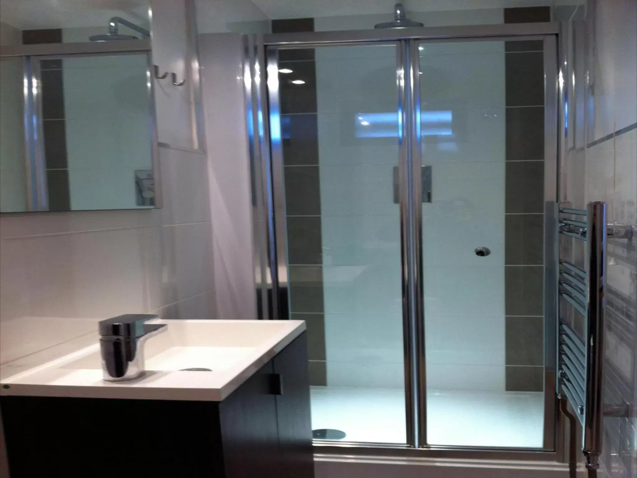 Bathroom in Lyall Apartment Hotel