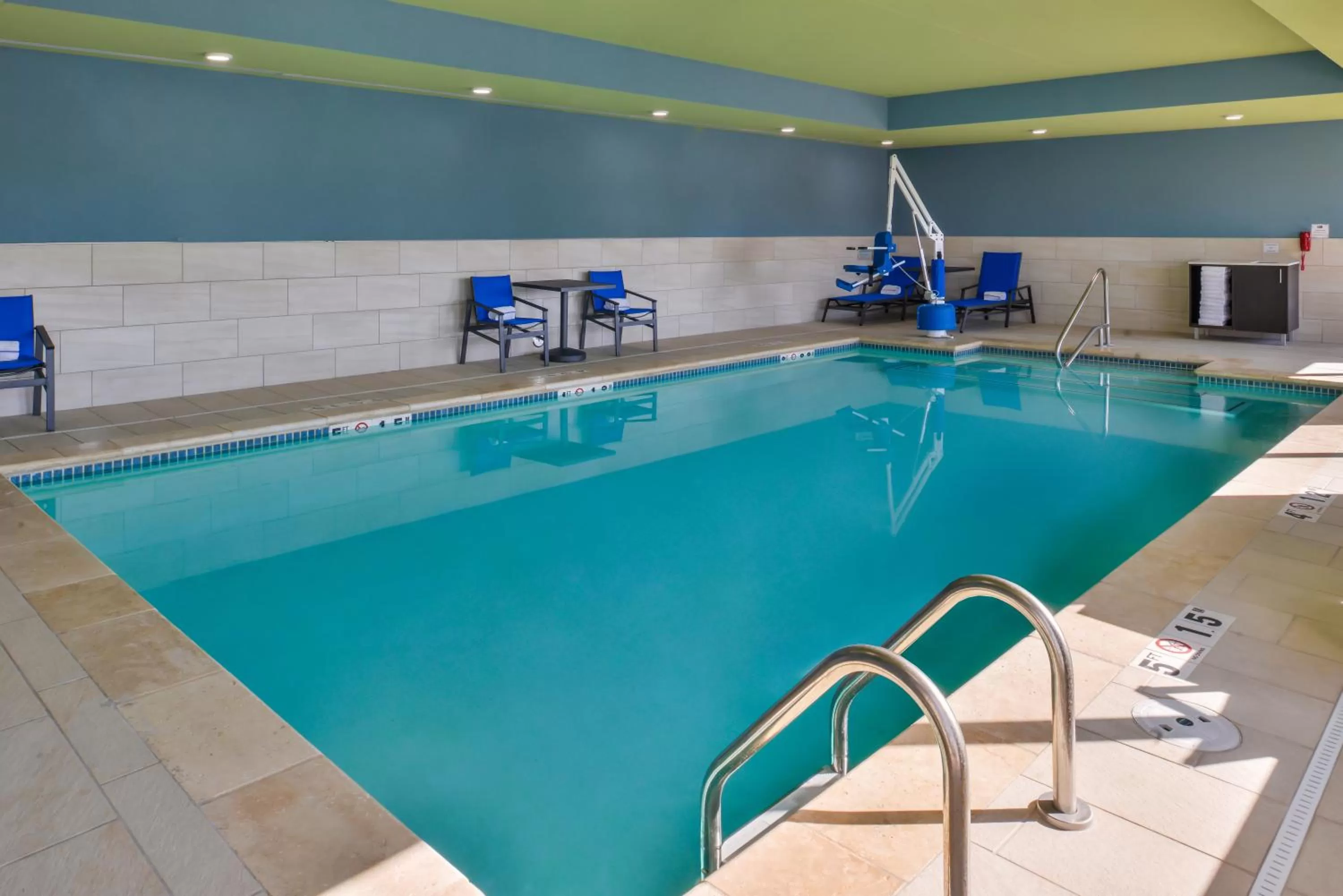 Swimming pool in Holiday Inn Express & Suites - Kansas City - Lee's Summit by IHG