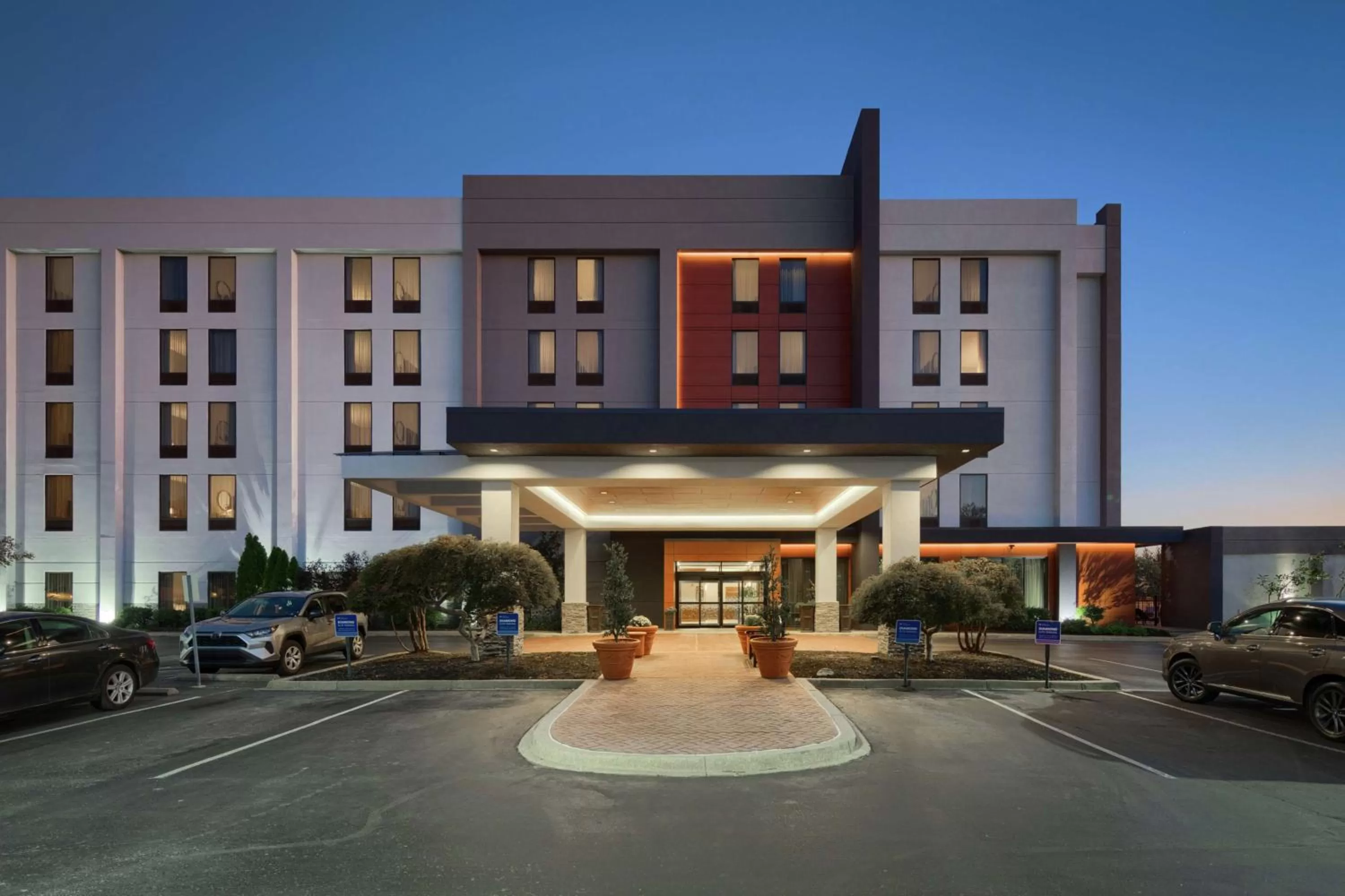Property building in Hampton Inn Louisville Northeast
