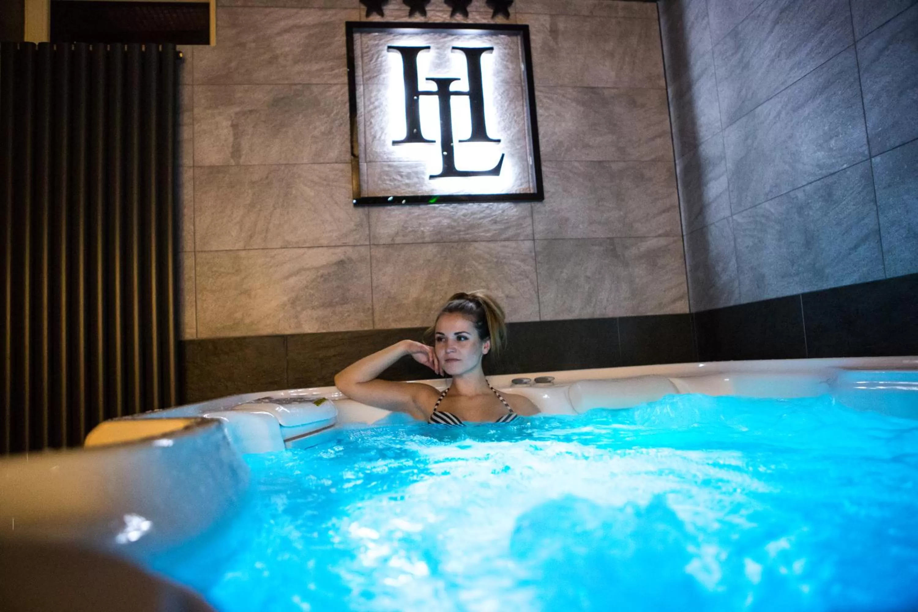 Hot Tub in Hotel Lantier & Swimming Pool Zone