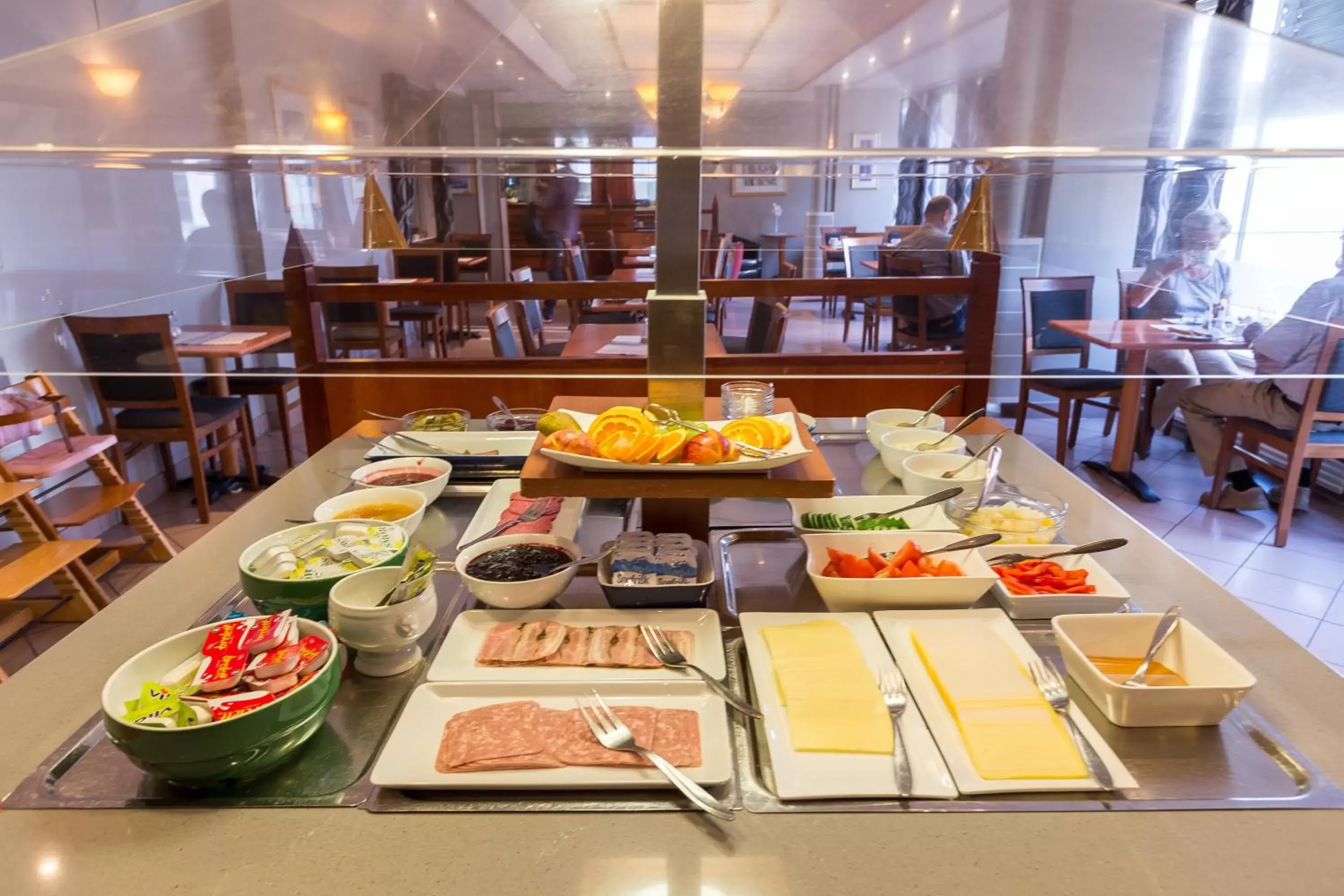 Buffet breakfast in Enter Amalie Hotel