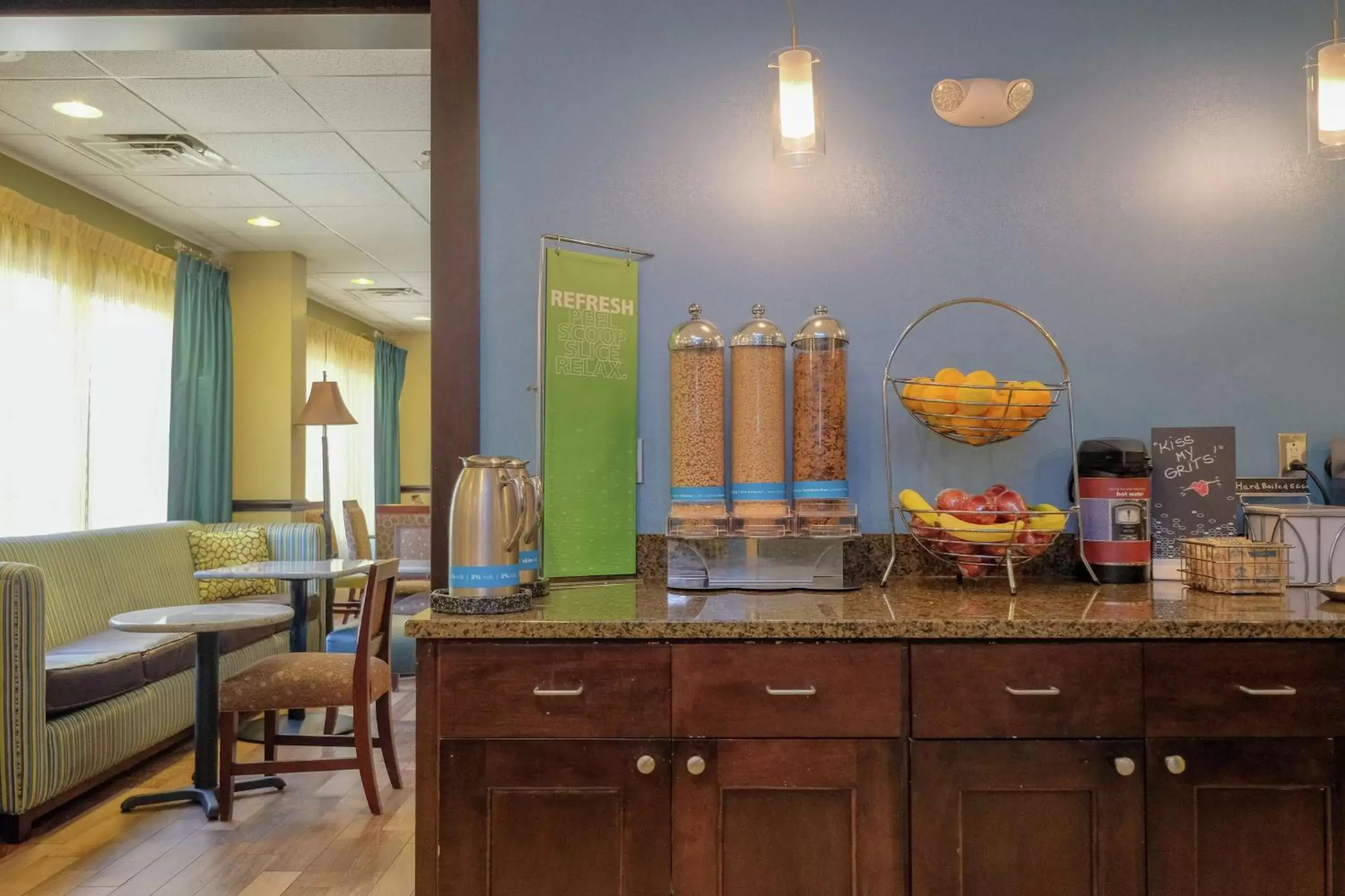 Dining area in Hampton Inn Edenton