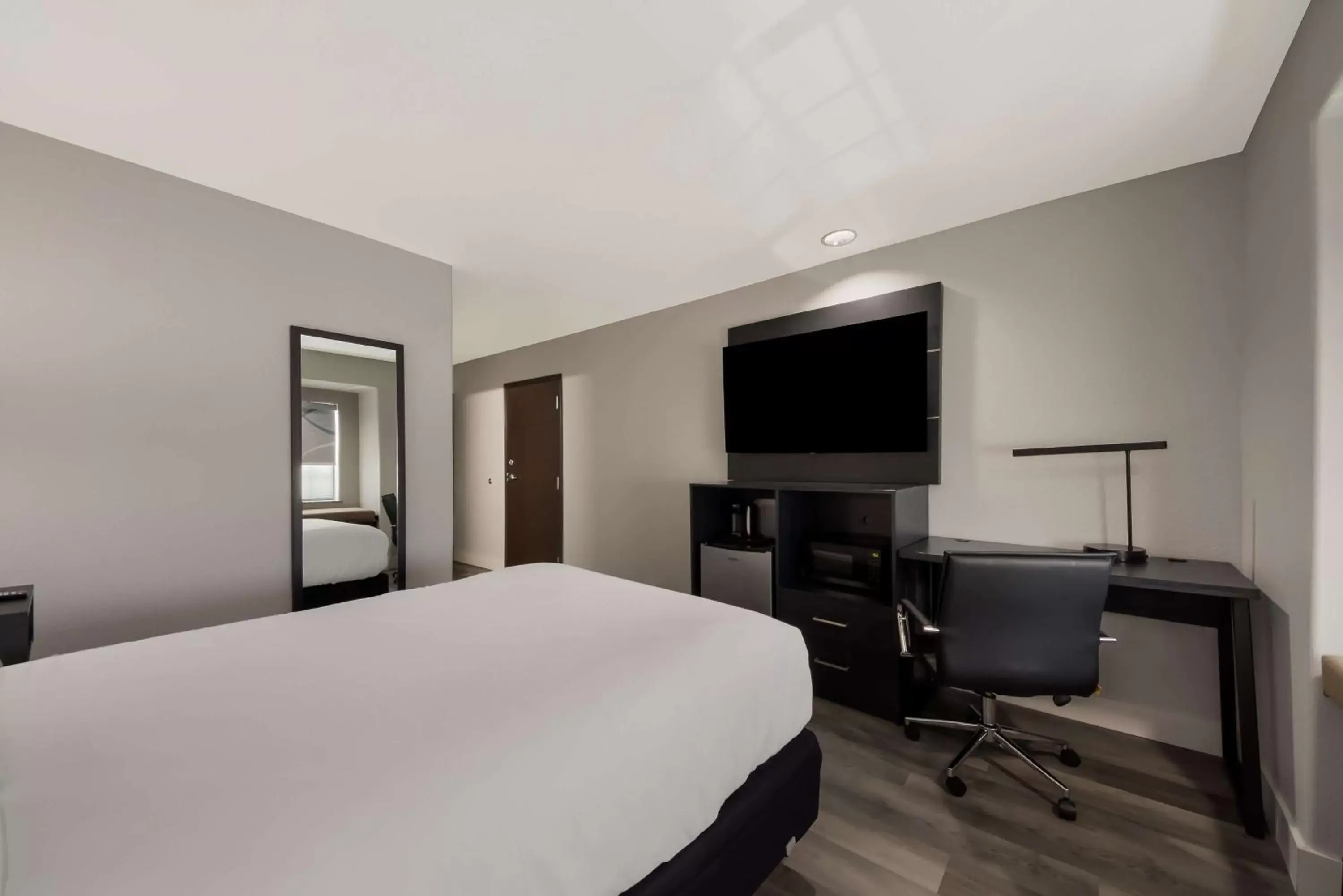 Bedroom, TV/Entertainment Center in SureStay Hotel by Best Western San Antonio West SeaWorld