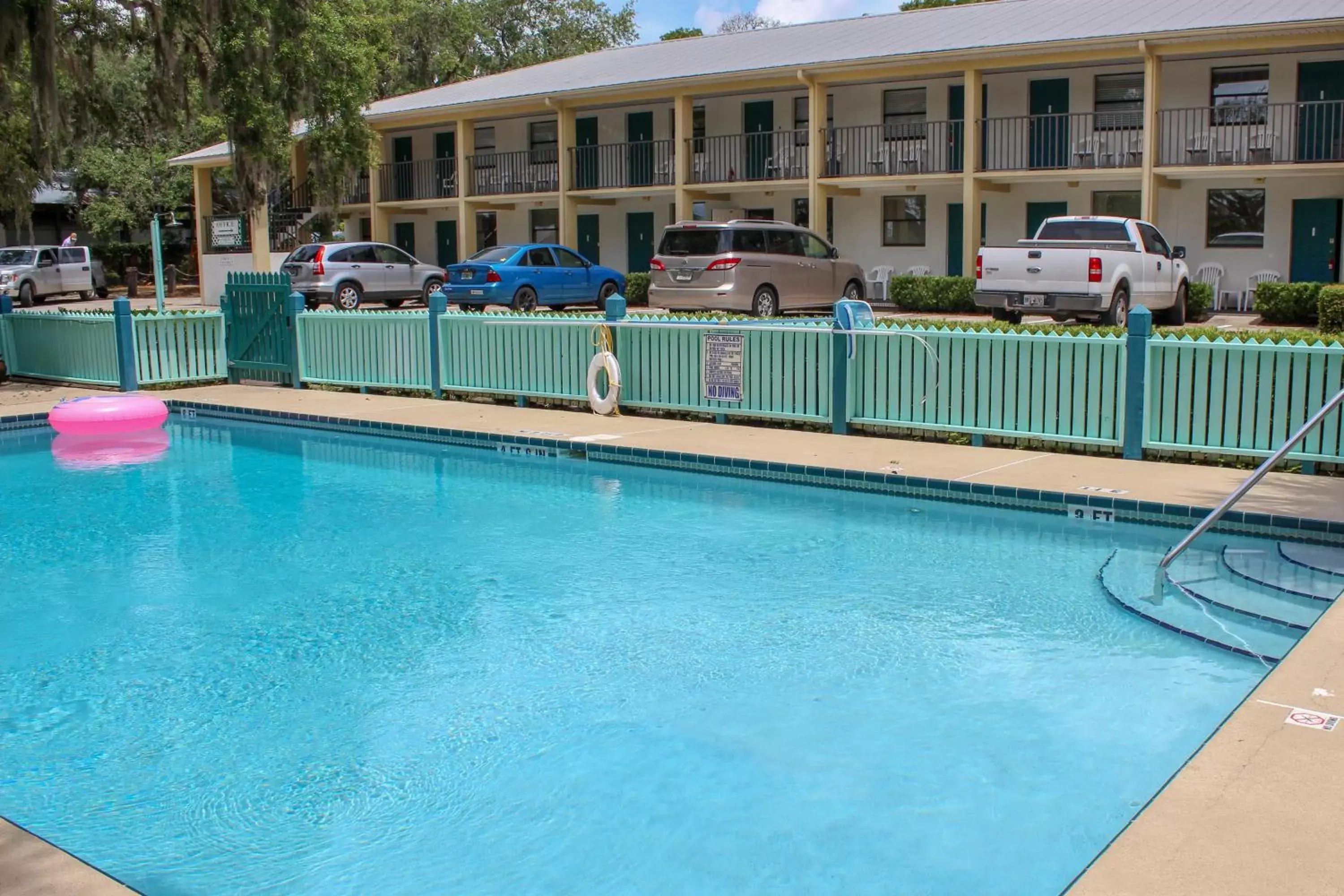 Property building, Swimming Pool in Steinhatchee River Inn and Marina