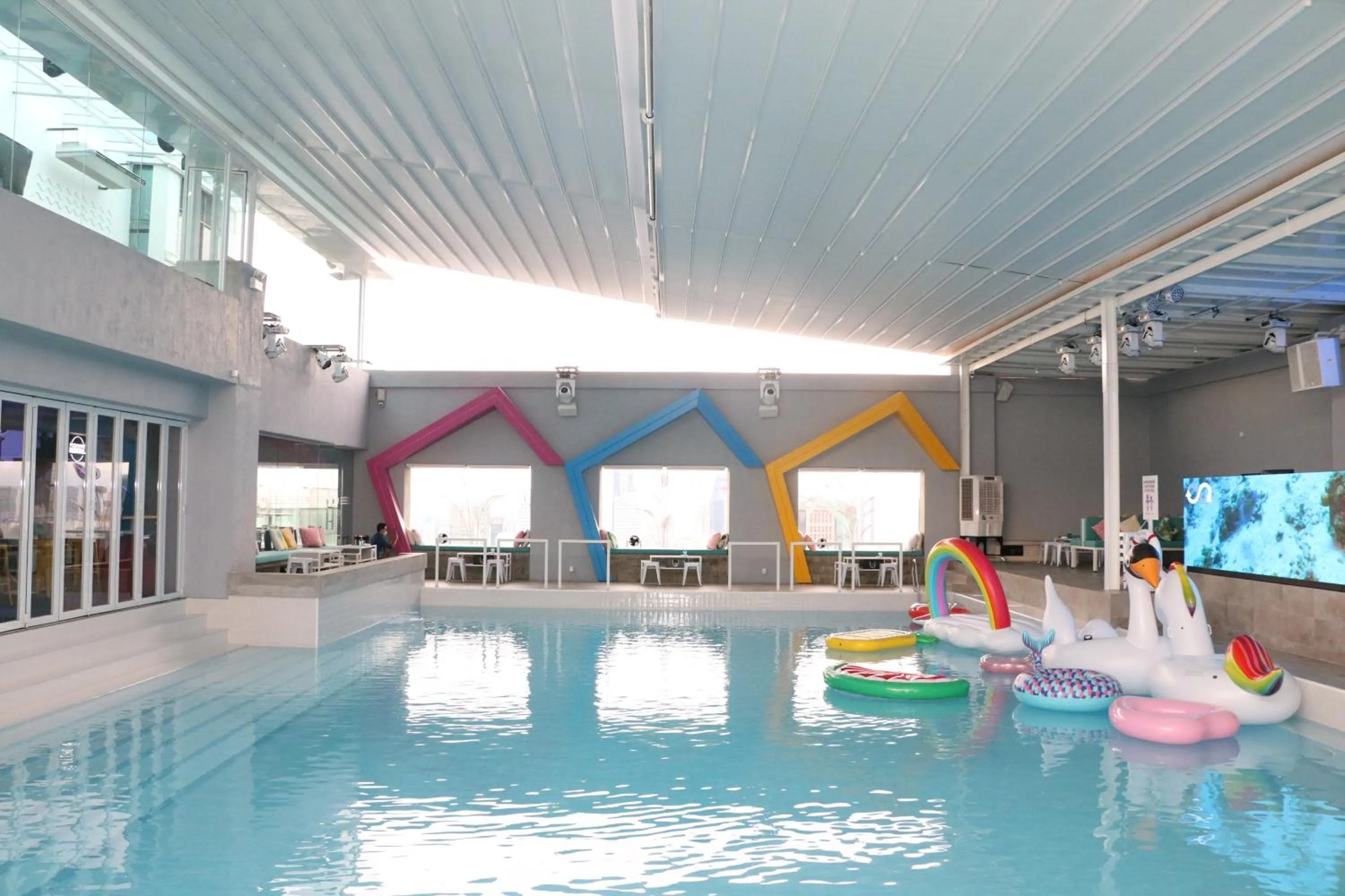 Swimming pool in Pacific Regency Hotel Suites