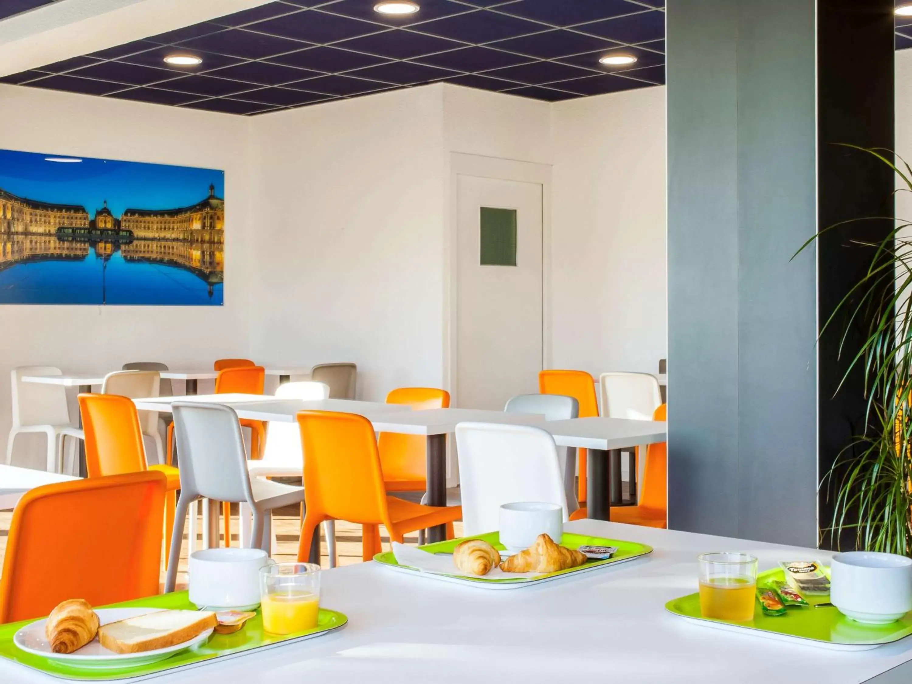 Restaurant/Places to Eat in ibis budget Bordeaux Est Lormont