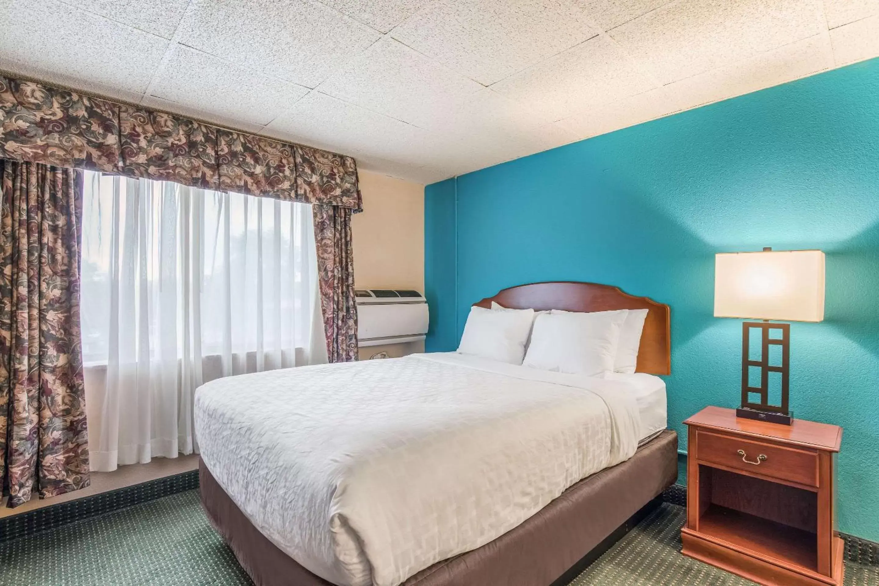 Photo of the whole room, Room Photo in Clarion Hotel and Convention Center Baraboo