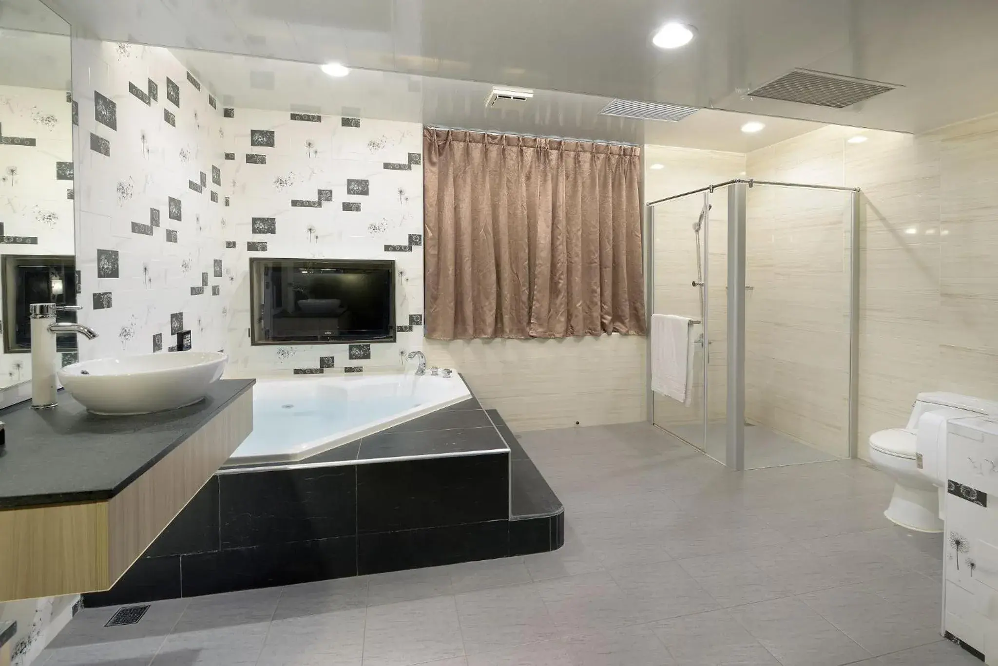 Bathroom, TV/Entertainment Center in Holland Village Motel Hua Pin