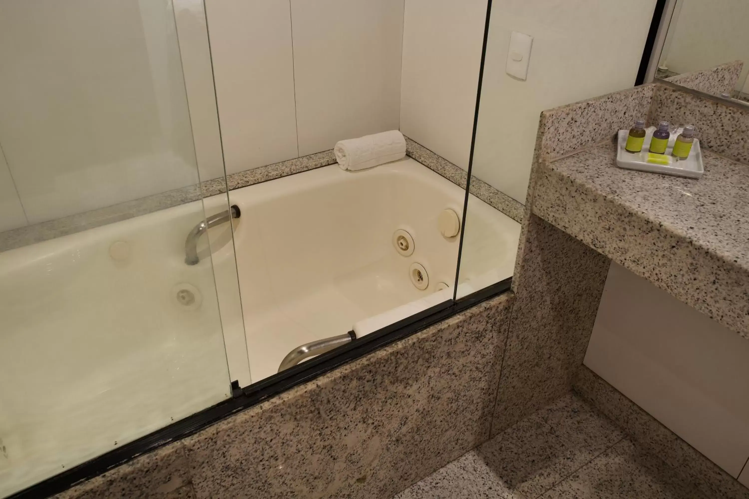 Hot Tub, Bathroom in Mirasol Copacabana Hotel
