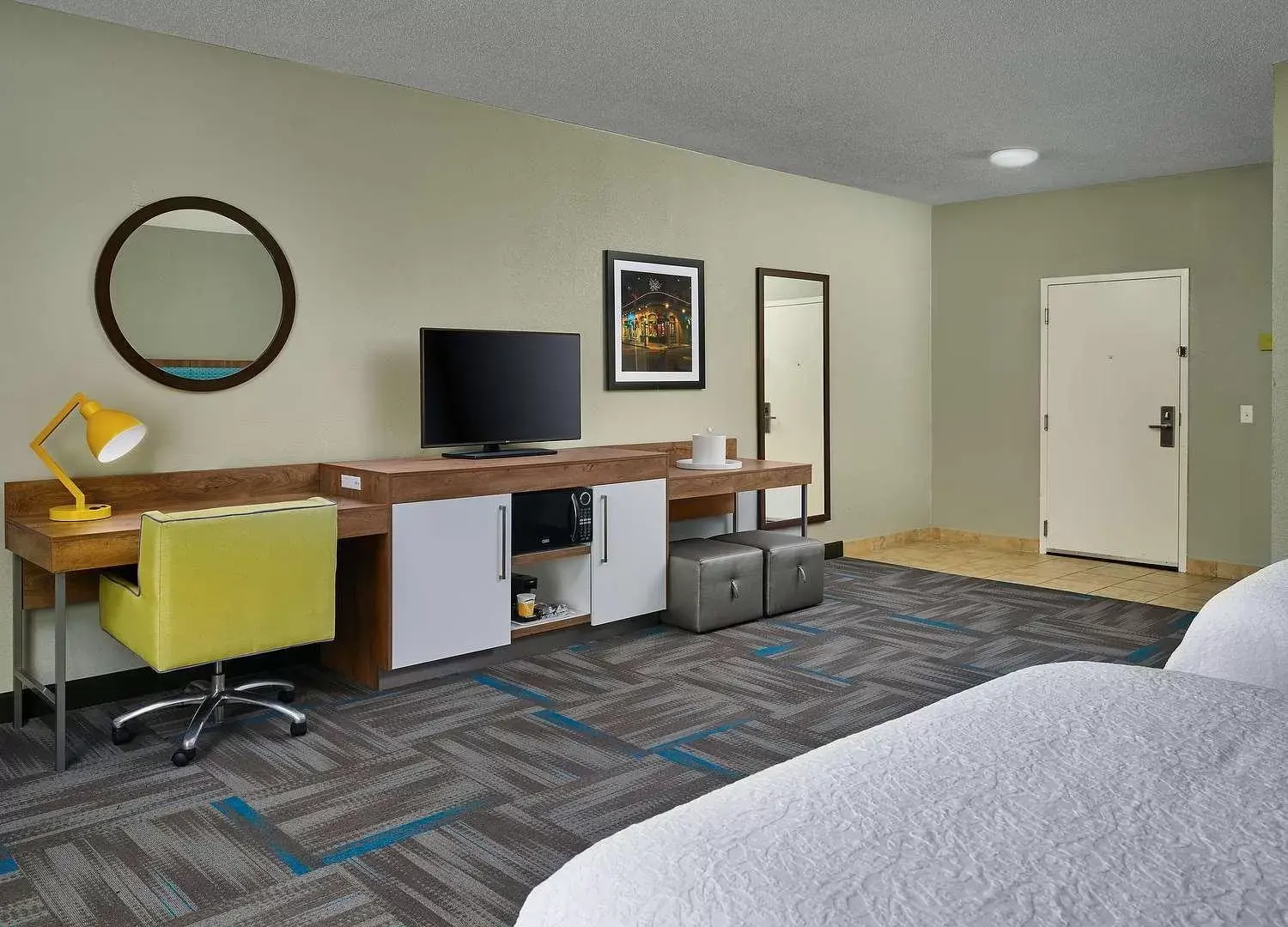 Bedroom, TV/Entertainment Center in Hampton Inn Covington/Mandeville