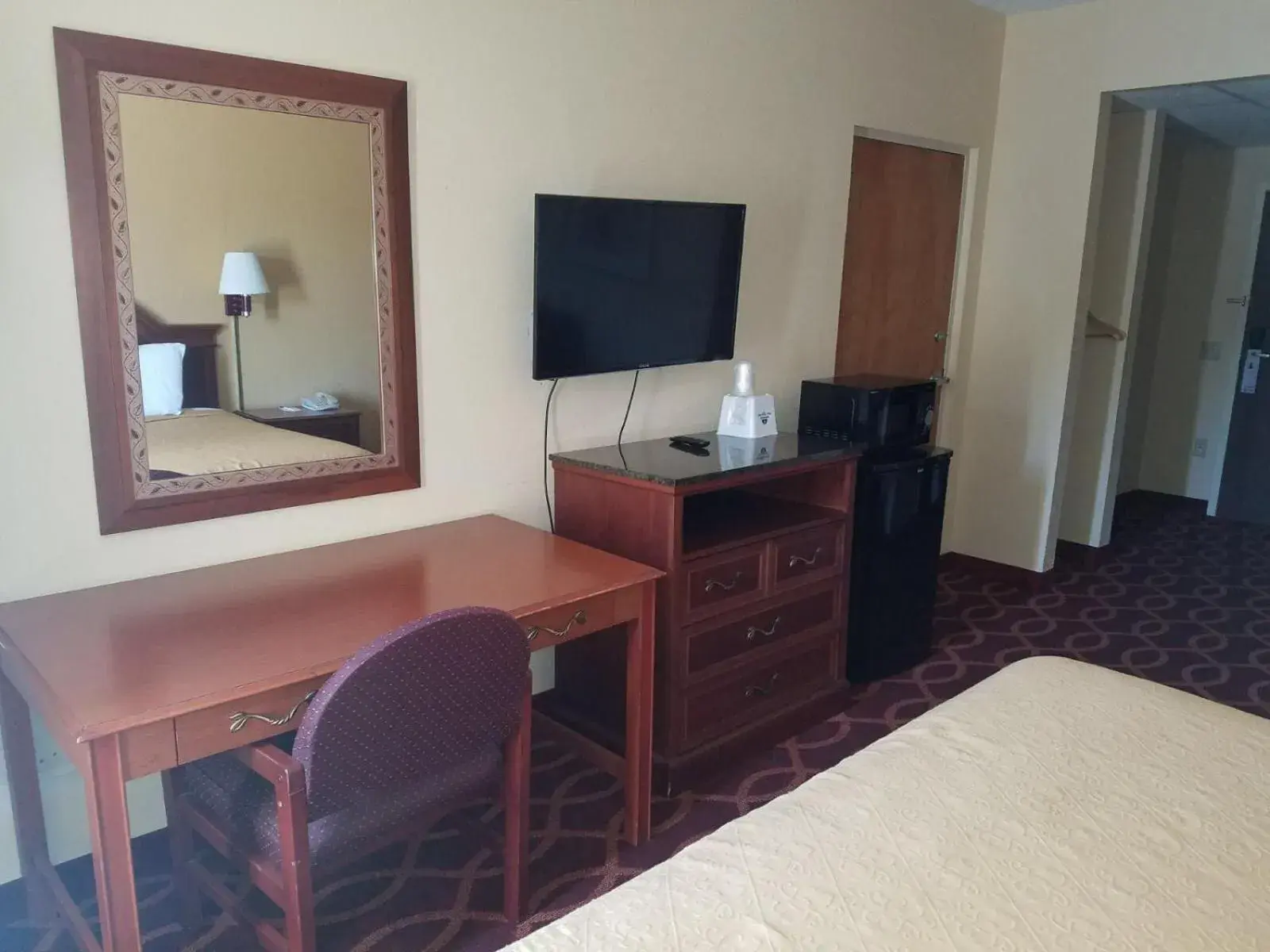 TV and multimedia, TV/Entertainment Center in Americas Best Value Inn Evansville