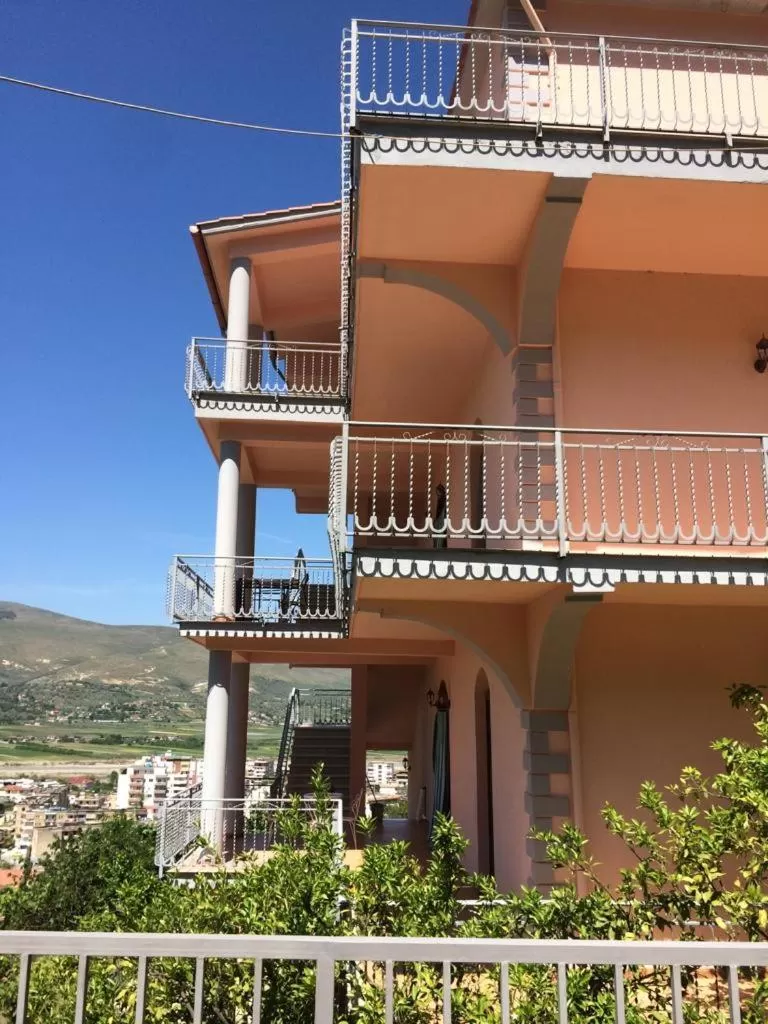Property building in Guesthouse Villa Rosa Berat