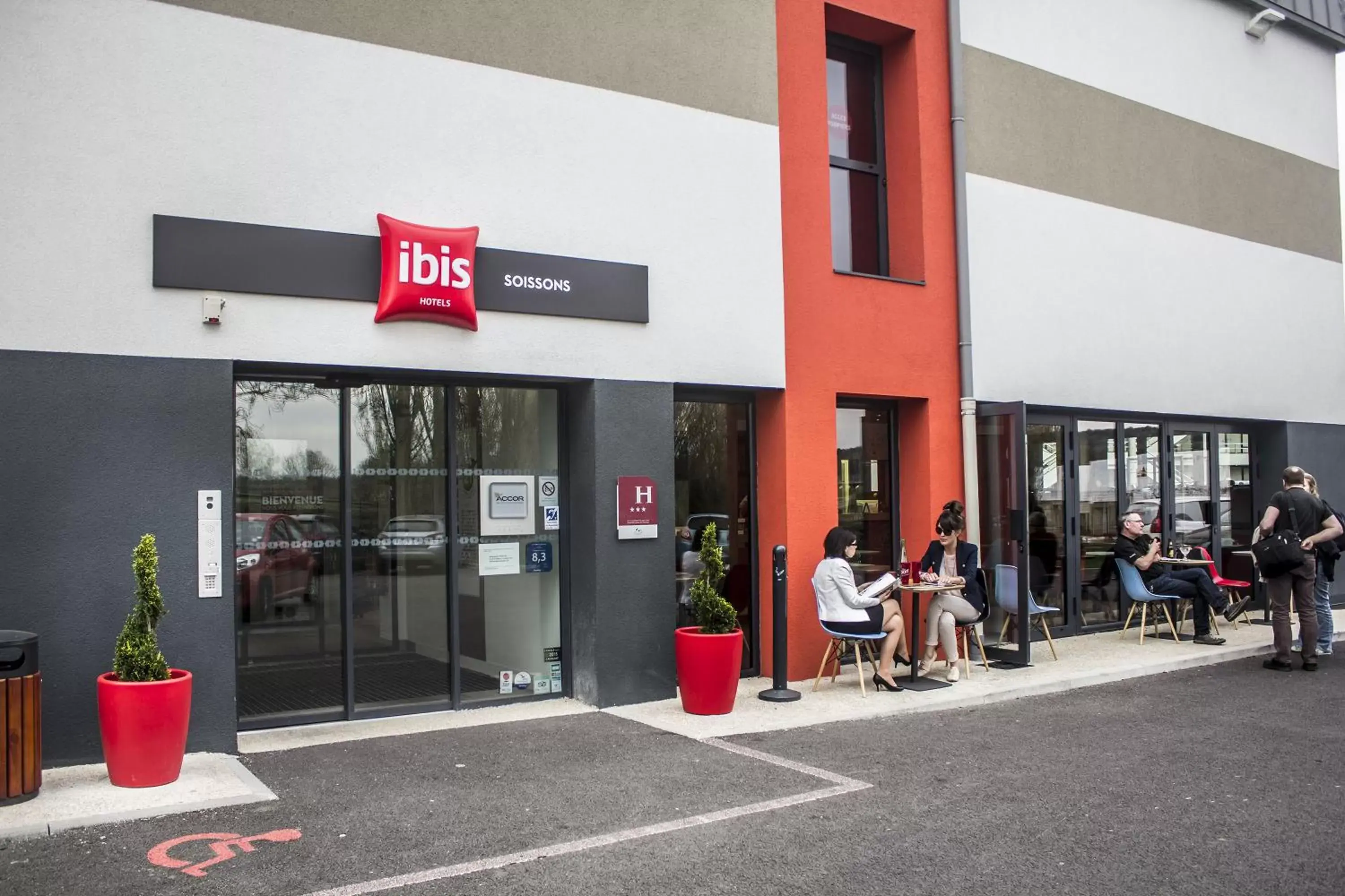 Facade/entrance in ibis Soissons