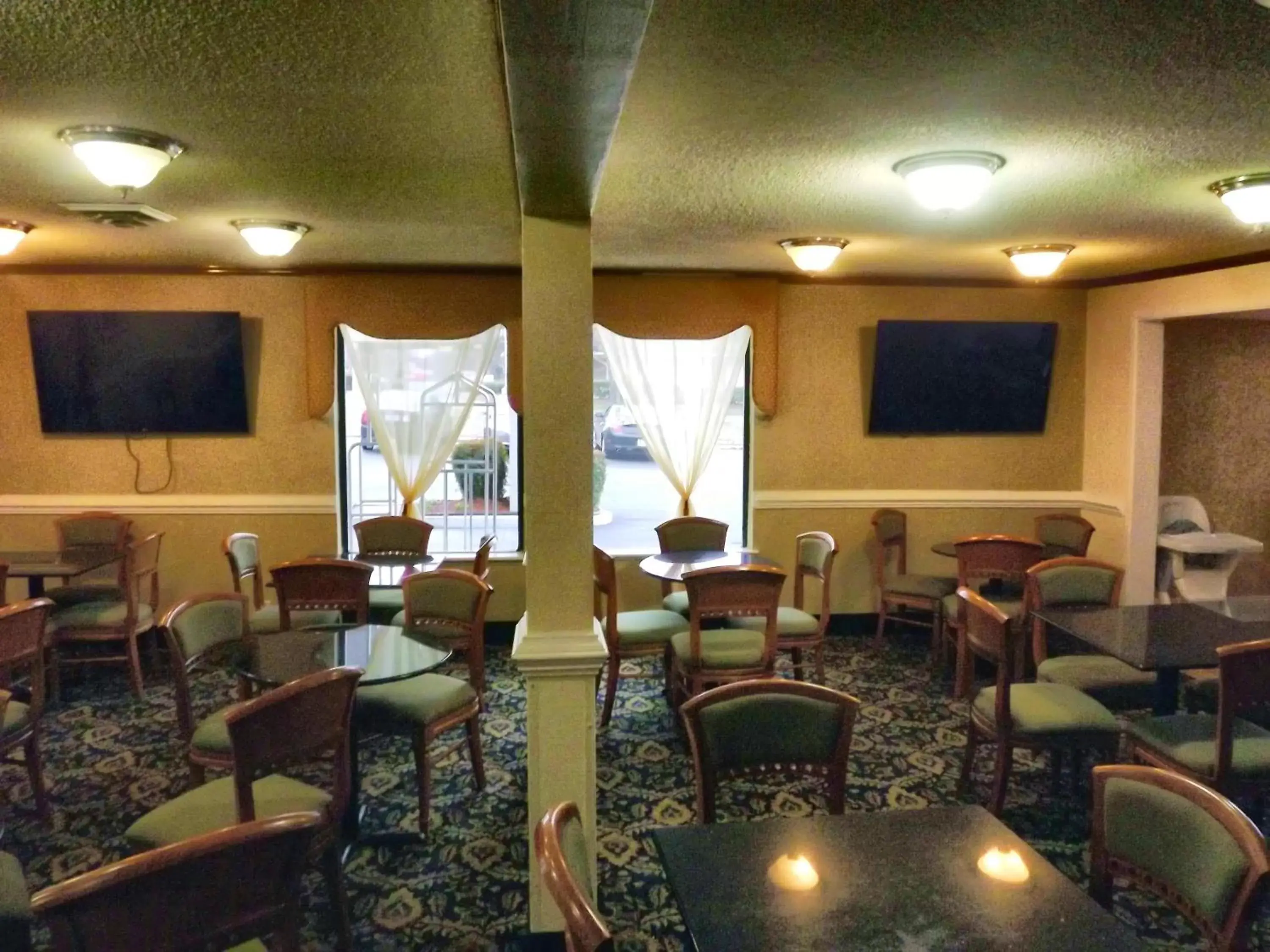 Seating area, Lounge/Bar in Baymont by Wyndham Greensboro/Coliseum