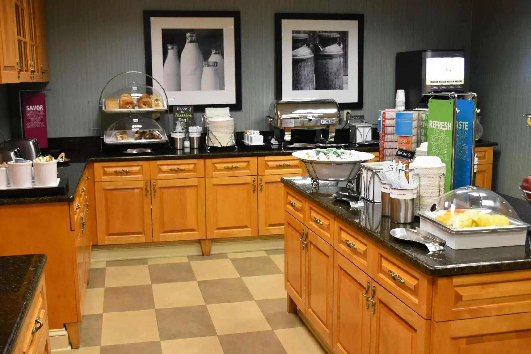 Restaurant/places to eat, Kitchen/Kitchenette in Hampton Inn & Suites Chincoteague-Waterfront, Va