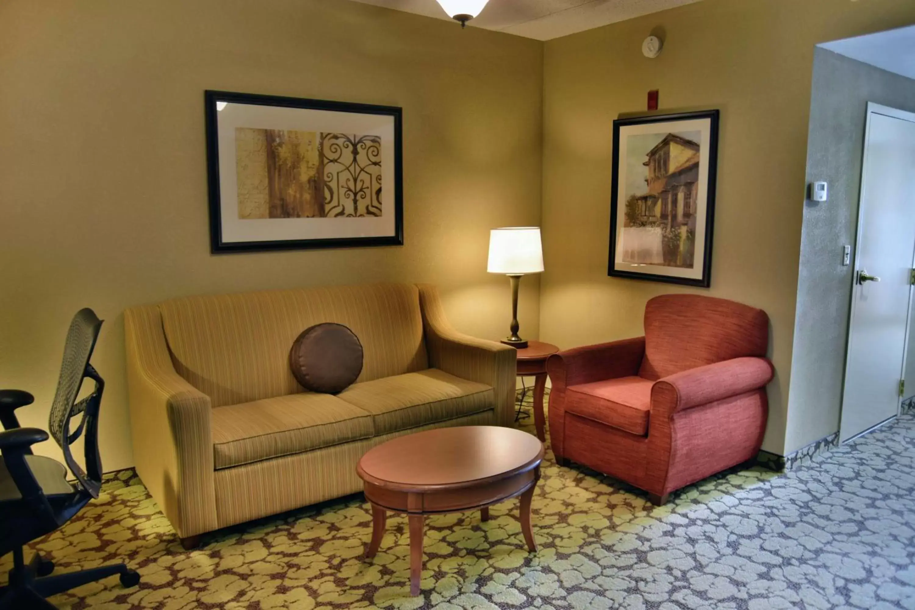 Living room, Seating Area in Hilton Garden Inn Hattiesburg