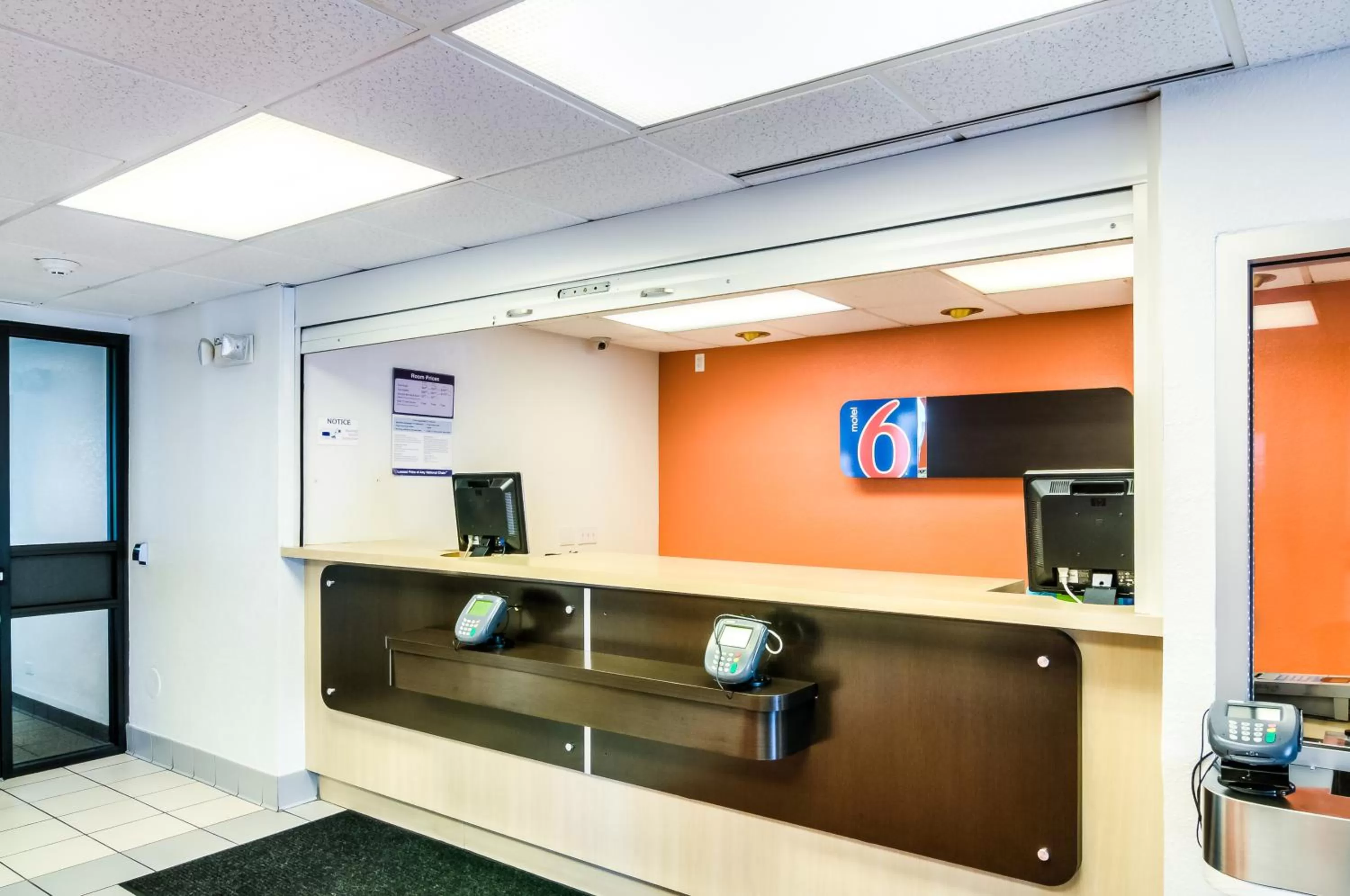 Lobby or reception in Motel 6-Arlington Heights, IL - Chicago North Central