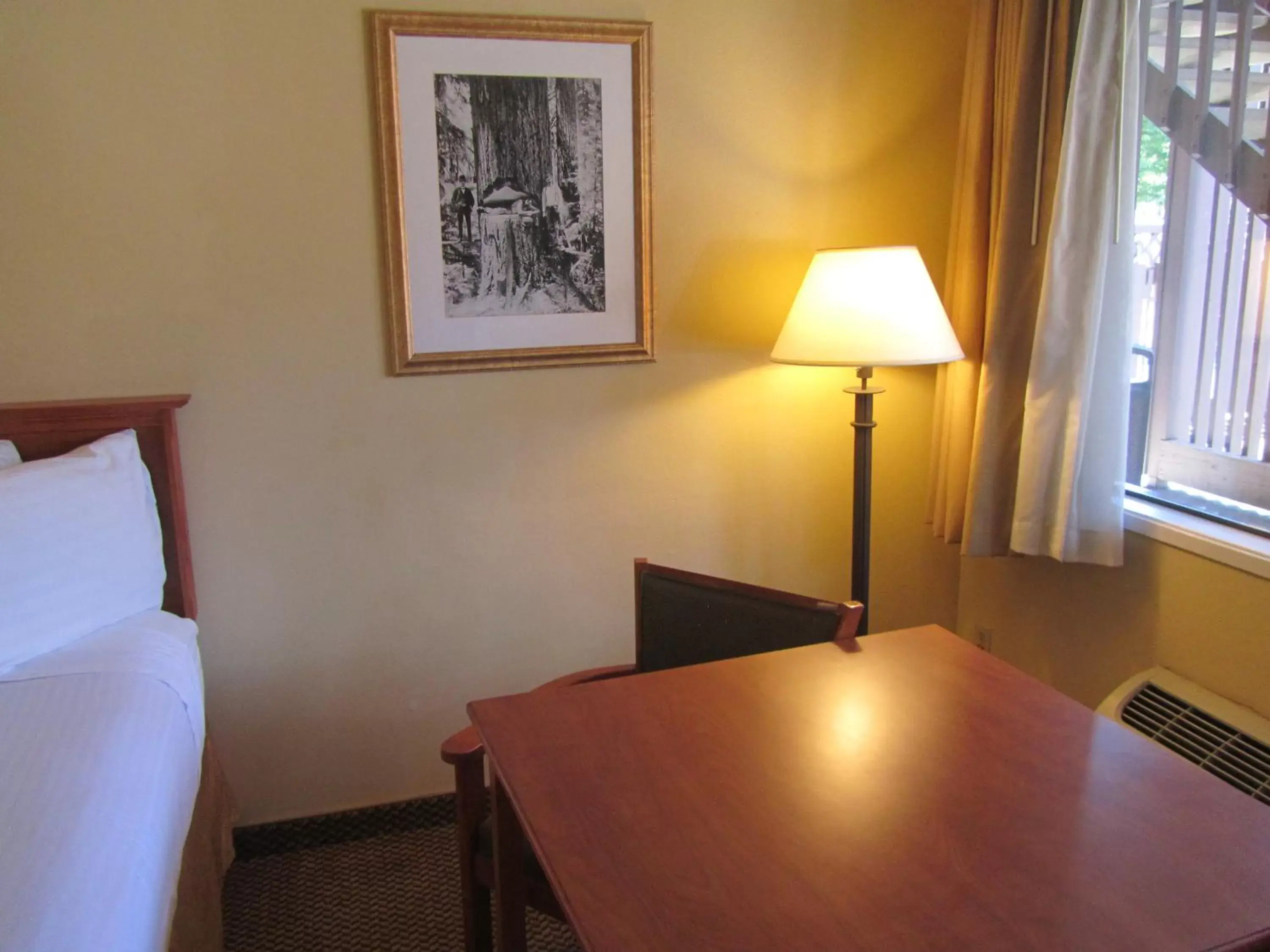 Bed in Oakridge Inn & Suites Bed in Oakridge Inn & Suites