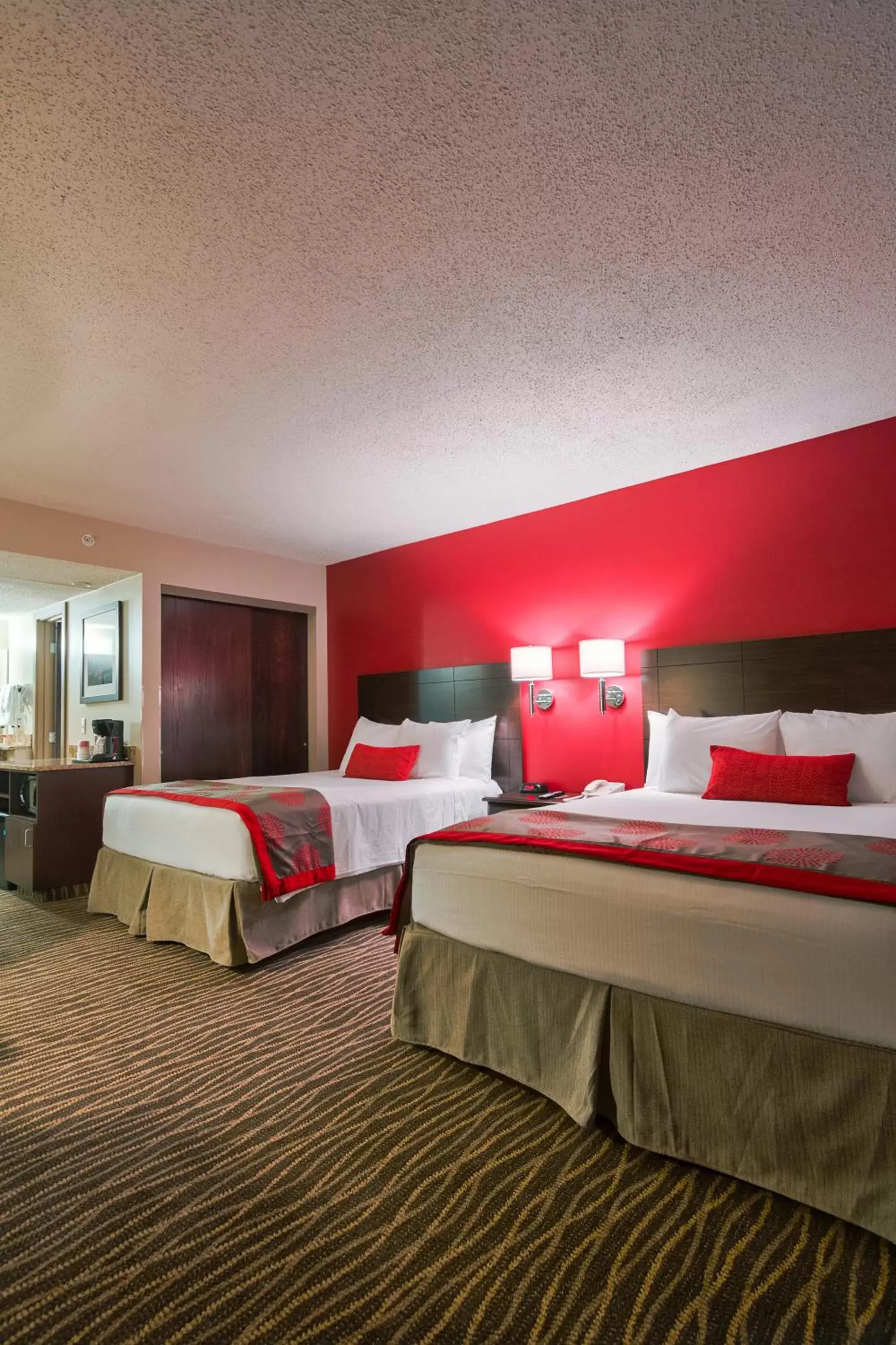 Deluxe Queen Room with Two Queen Beds - Non-Smoking in Ramada by Wyndham Columbus Hotel & Conference Center Deluxe Queen Room with Two Queen Beds - Non-Smoking in Ramada by Wyndham Columbus Hotel & Conference Center