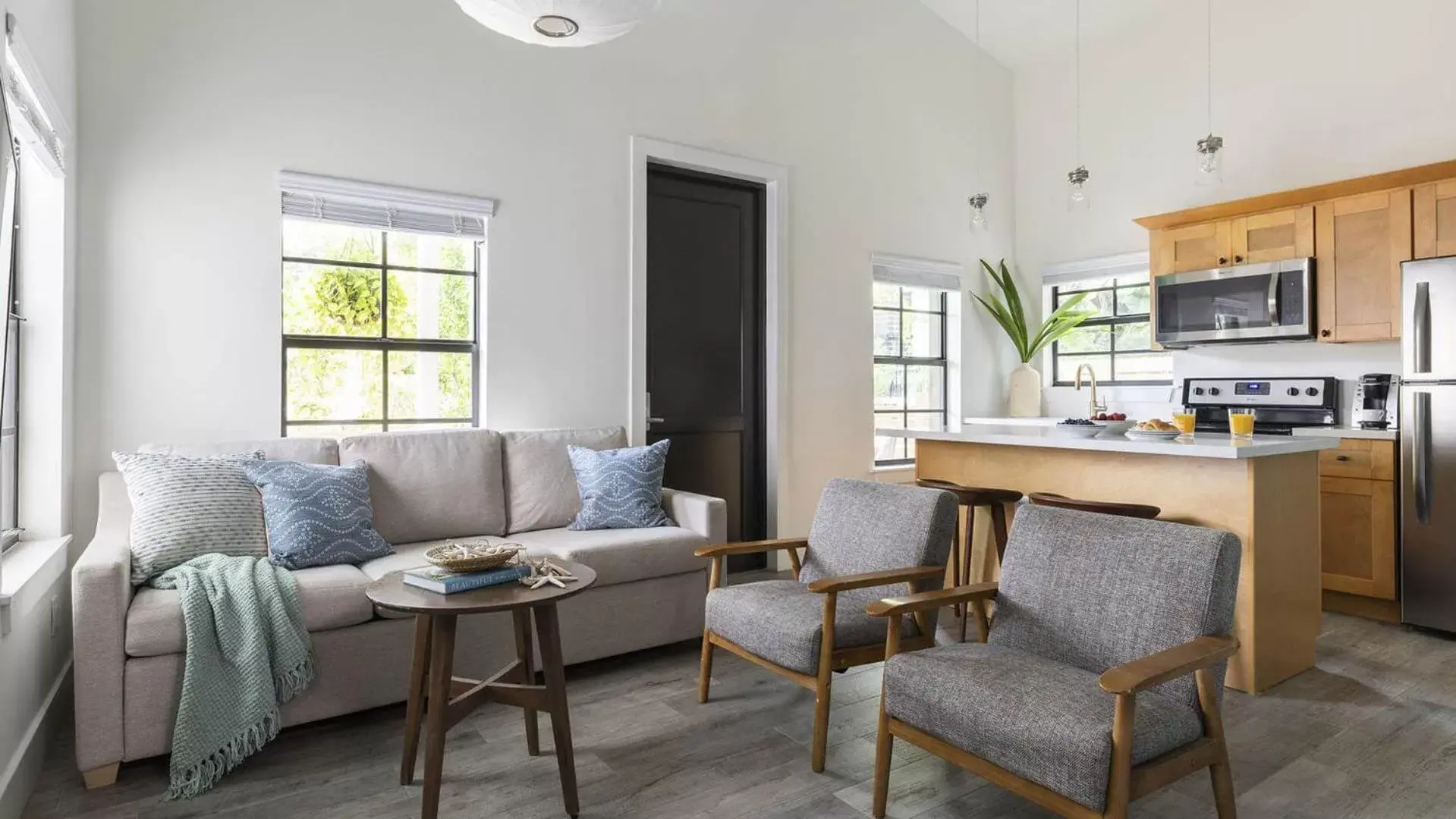 Kitchen or kitchenette, Seating Area in La Siesta Resort & Villas