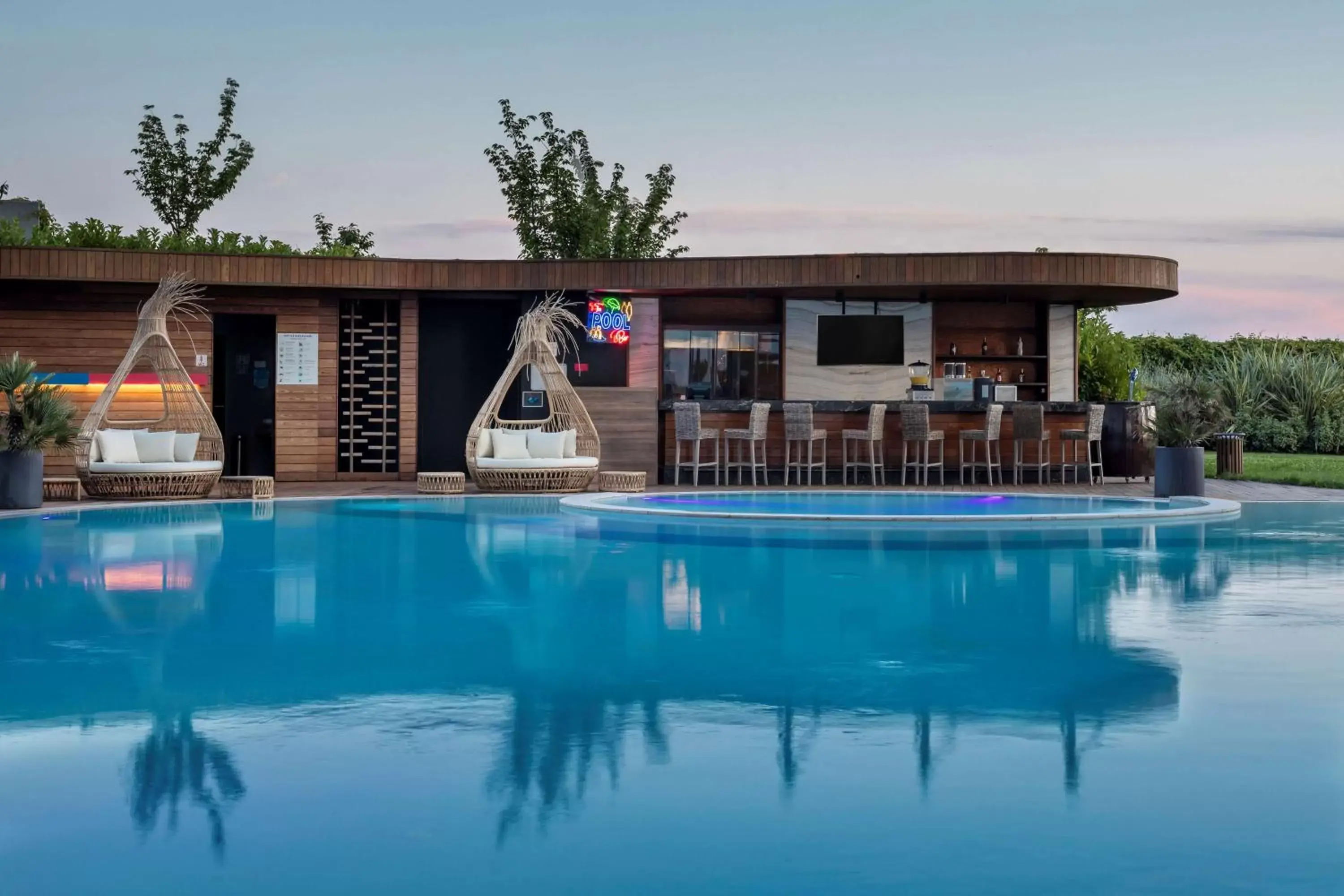 Garden, Swimming Pool in Radisson Blu Hotel Istanbul Ottomare