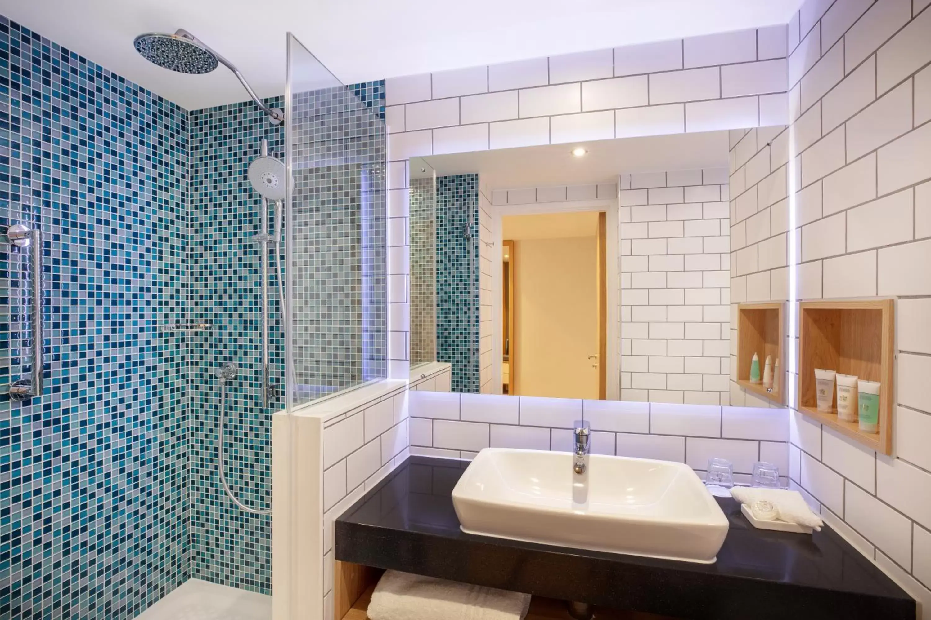Shower, Bathroom in Holiday Inn London Heathrow - Bath Road, an IHG Hotel