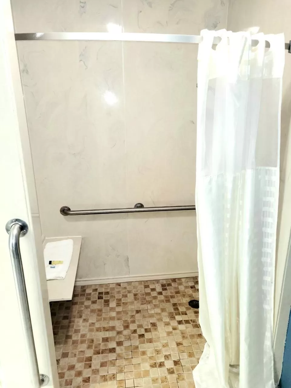Bathroom in Best Price Motel & Suites