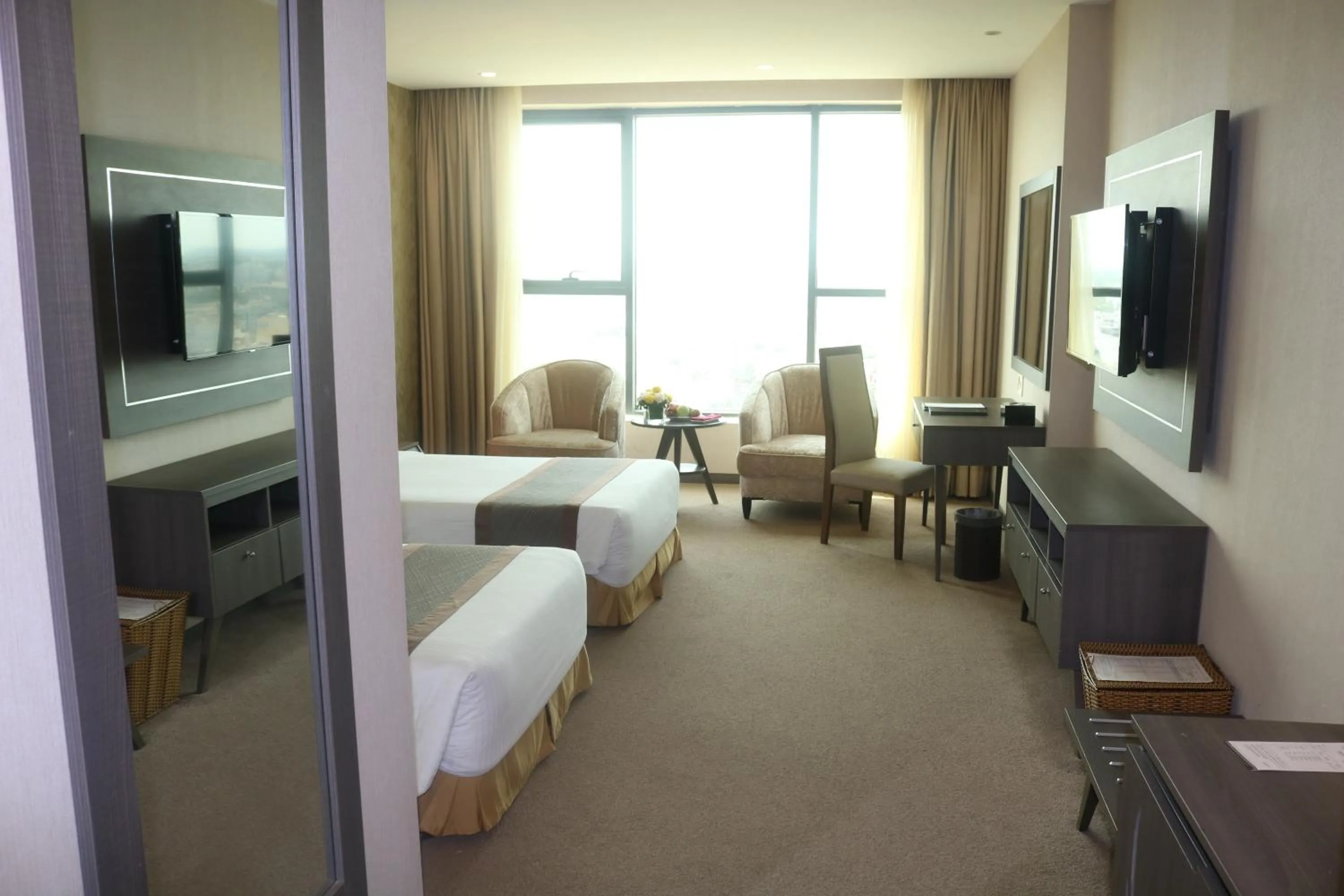 Communal lounge/ TV room, Bed in Muong Thanh Luxury Can Tho Hotel