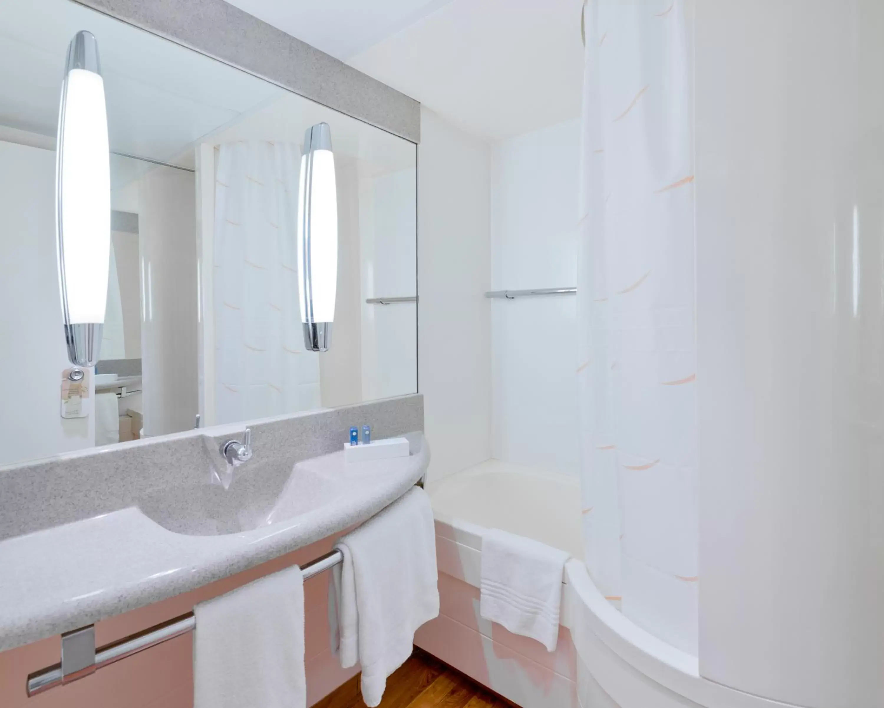 Standard Double Room with 1 Double Bed in Novotel Nice Aéroport Cap 3000 Standard Double Room with 1 Double Bed in Novotel Nice Aéroport Cap 3000