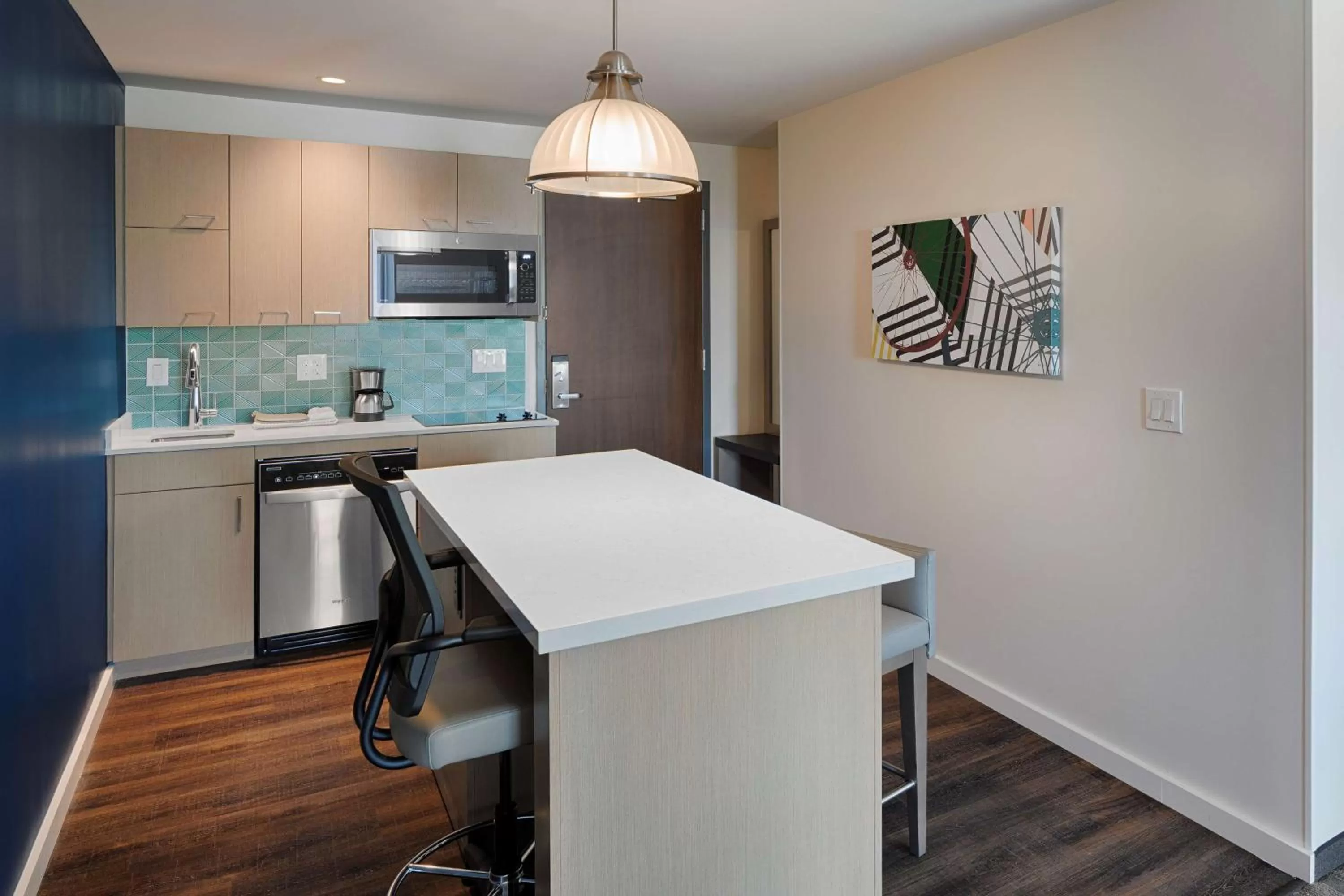 Photo of the whole room in Hyatt House Columbus OSU Short North