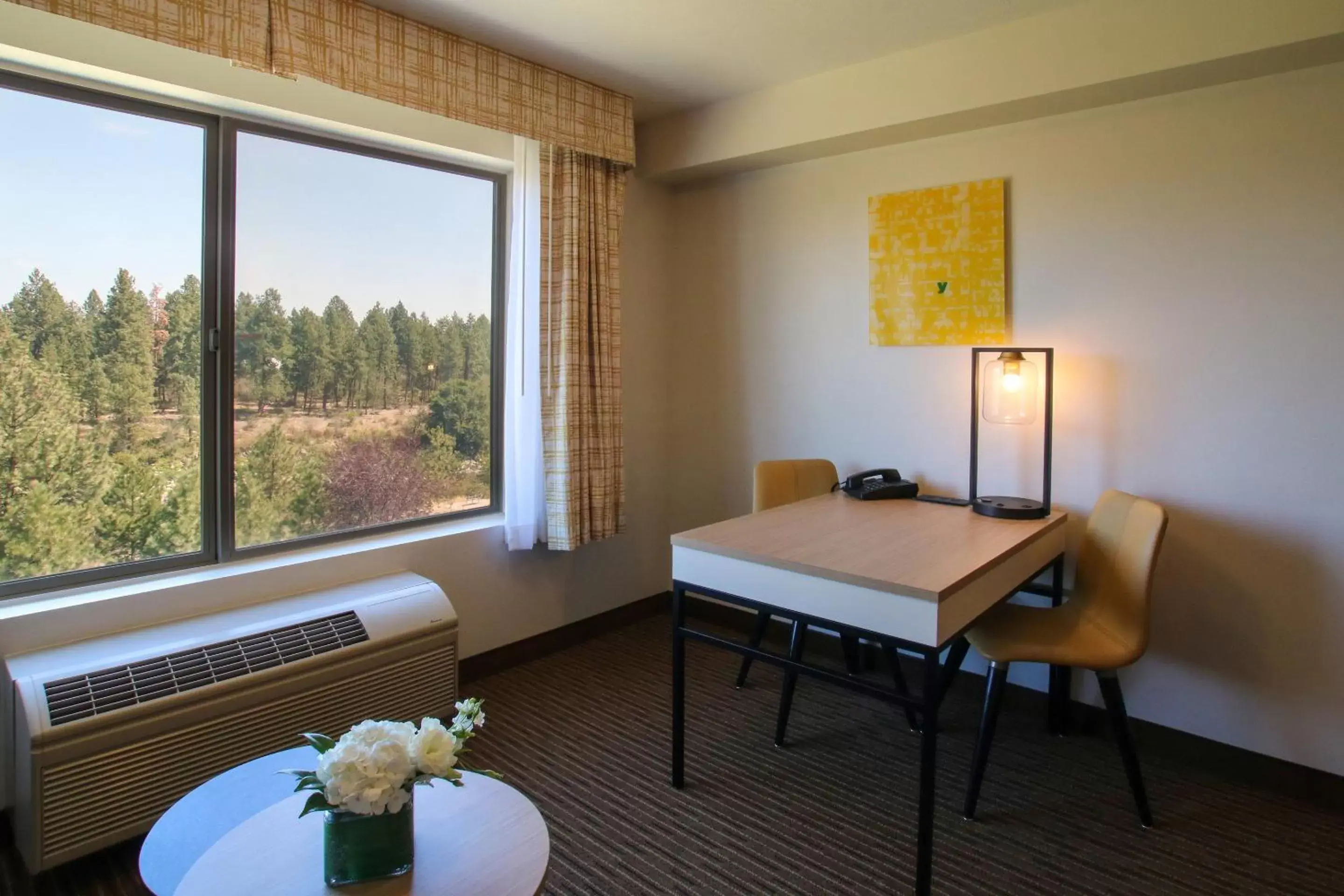 Seating area, Dining Area in Oxford Suites Spokane Valley