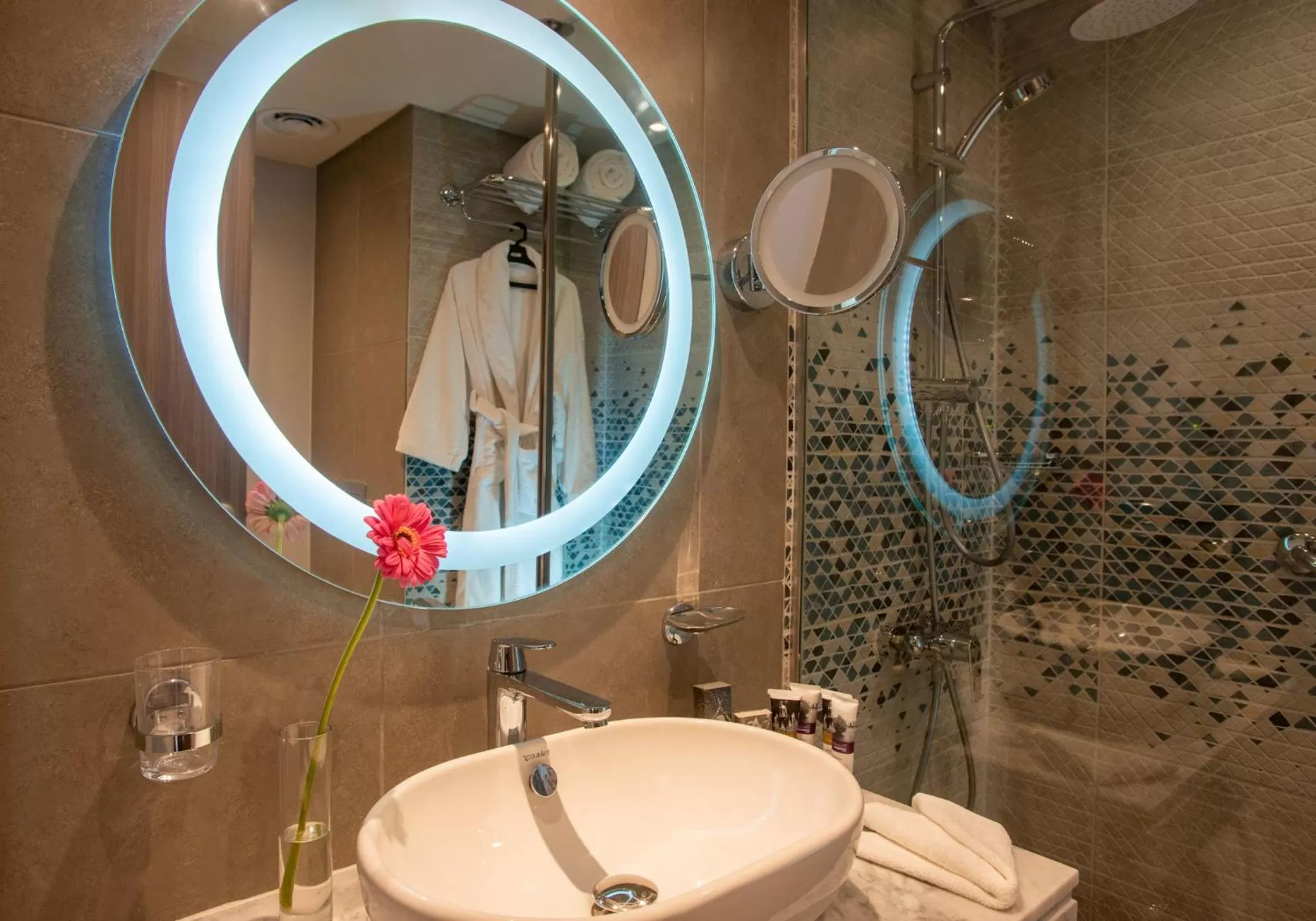 Junior Suite with Lake View in Mercure Ismailia Forsan Island