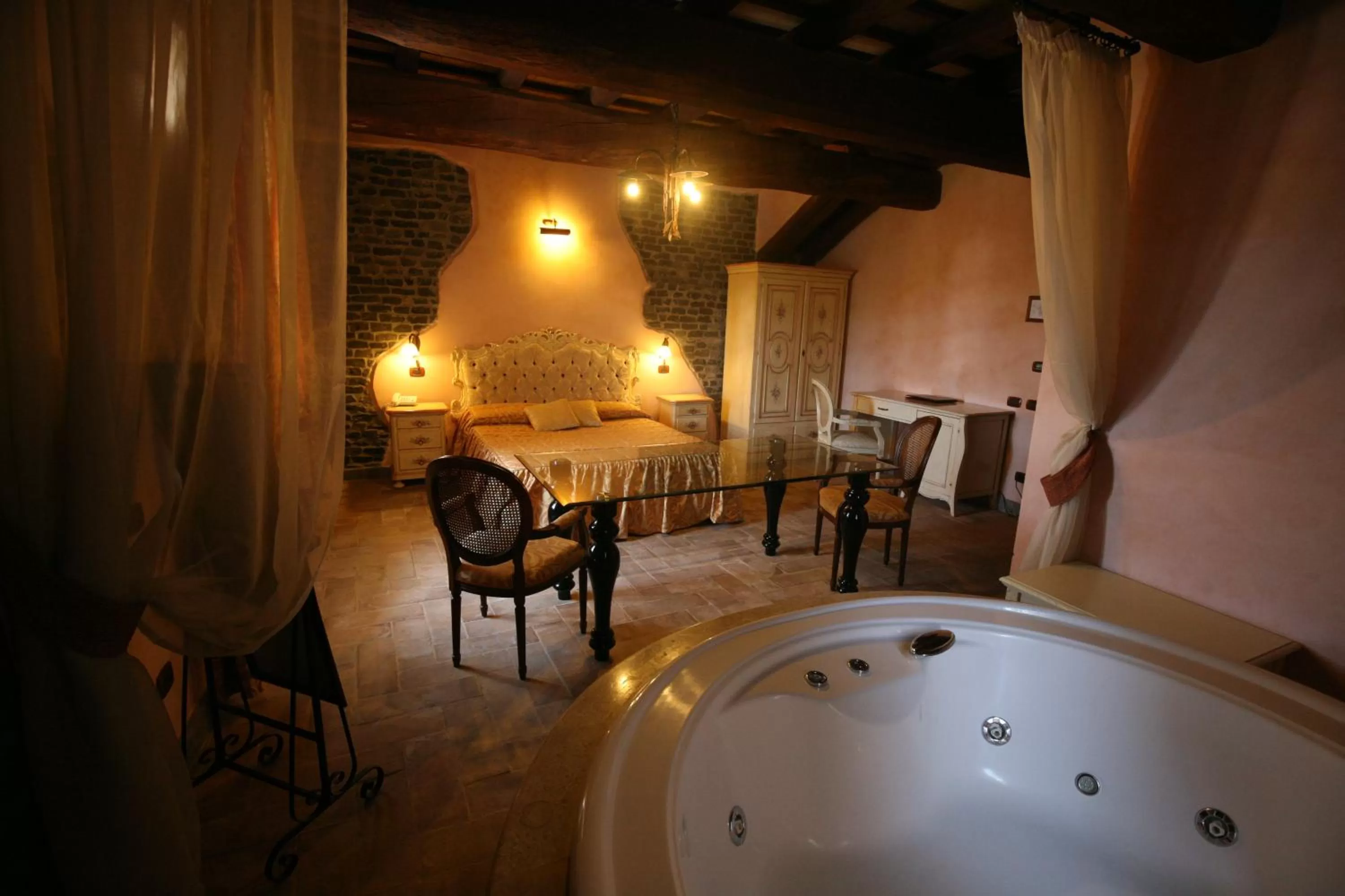 Hot Tub in Relais Castrum Boccea
