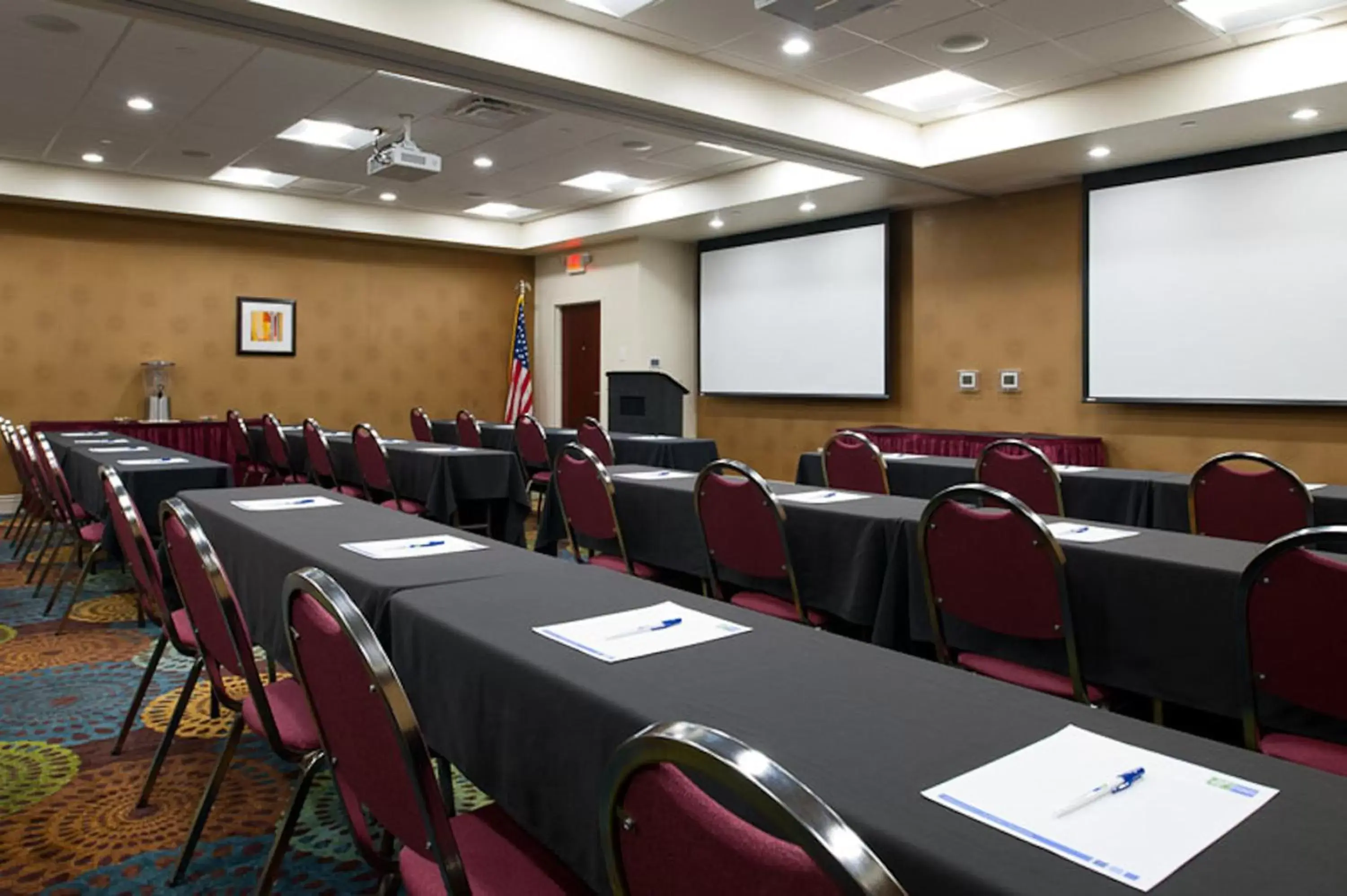 Meeting/conference room in Holiday Inn Express Pittsburgh West - Greentree, an IHG Hotel