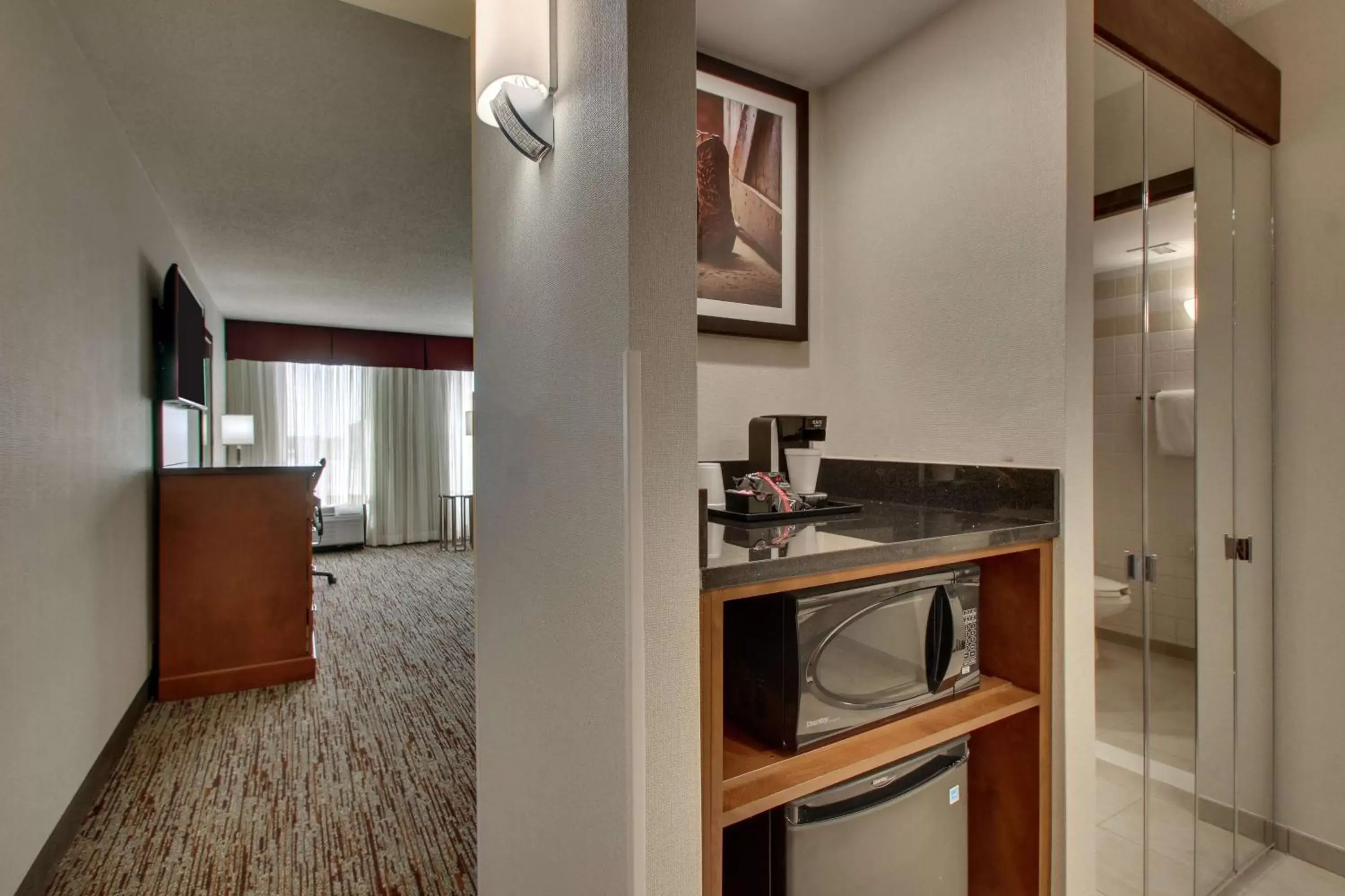 Photo of the whole room, Kitchen/Kitchenette in Drury Inn & Suites Bowling Green