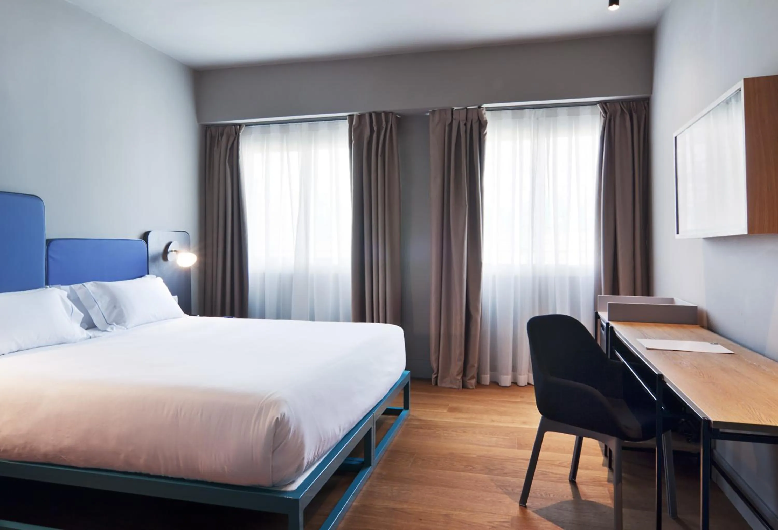 Photo of the whole room, Bed in One Shot Colón