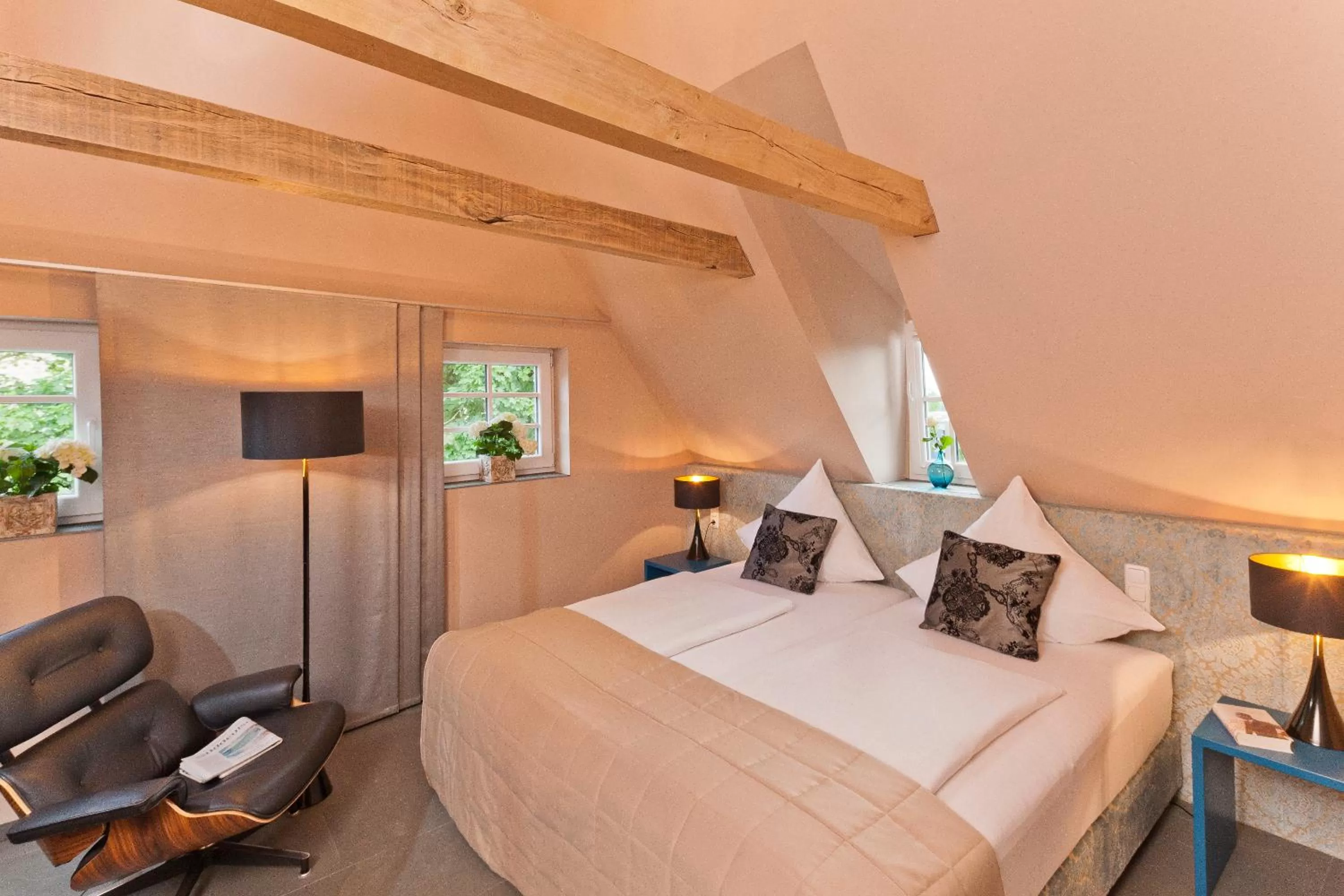 Photo of the whole room, Bed in Malerwinkel Hotel