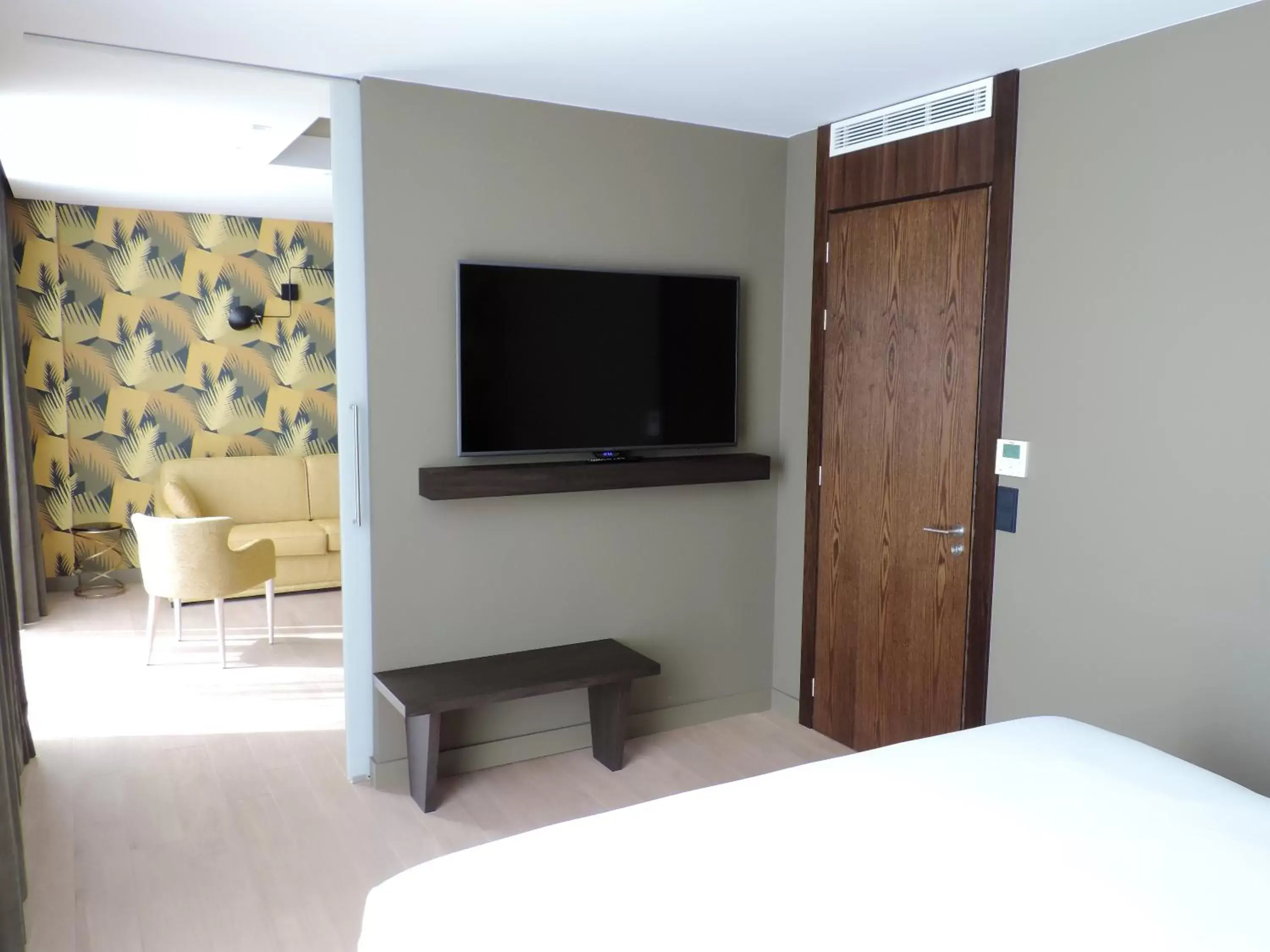 Photo of the whole room, TV/Entertainment Center in Hotel L'Arbre Voyageur - BW Premier Collection - LILLE