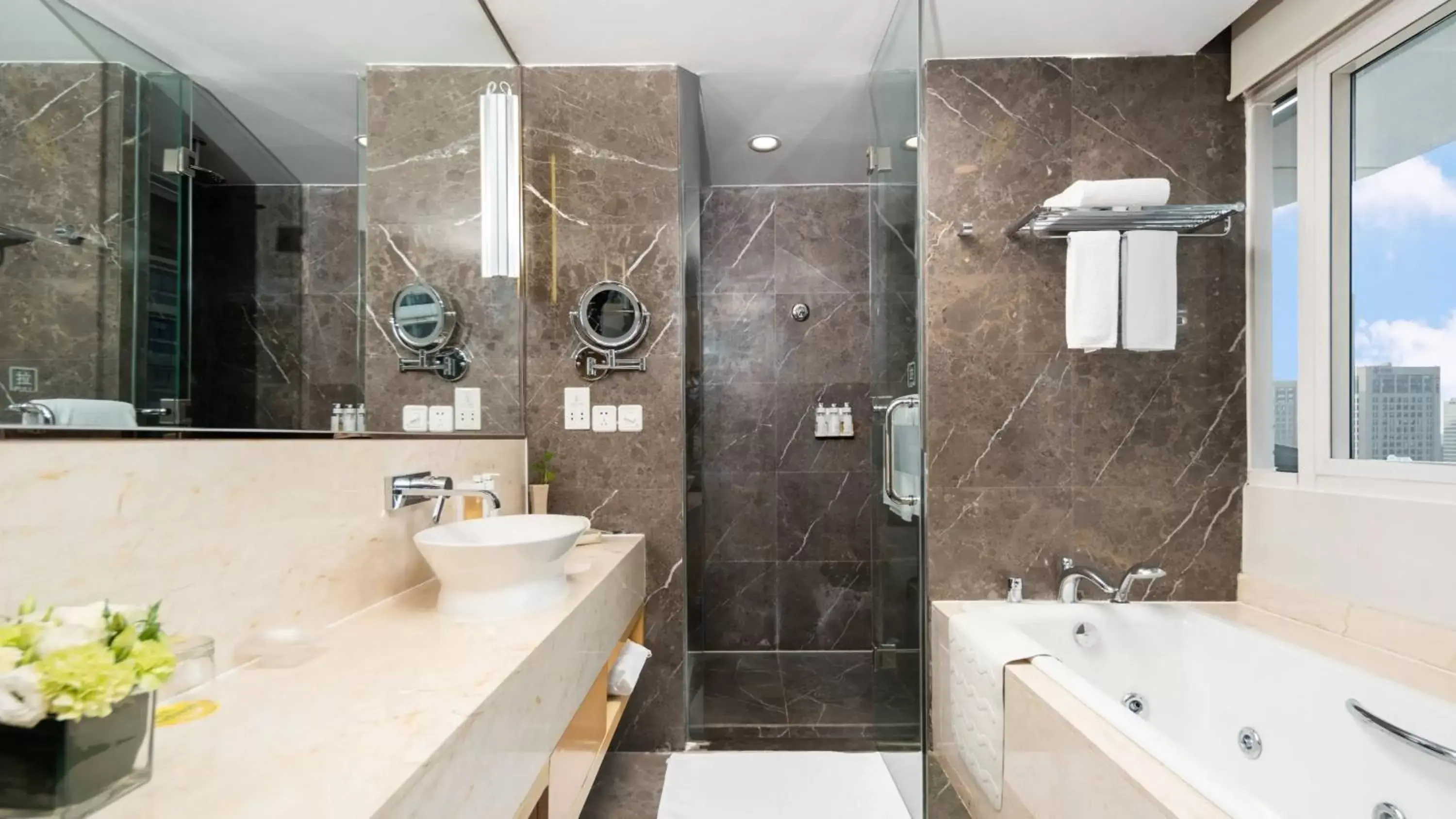 Photo of the whole room, Bathroom in Holiday Inn Shijiazhuang Central, an IHG Hotel