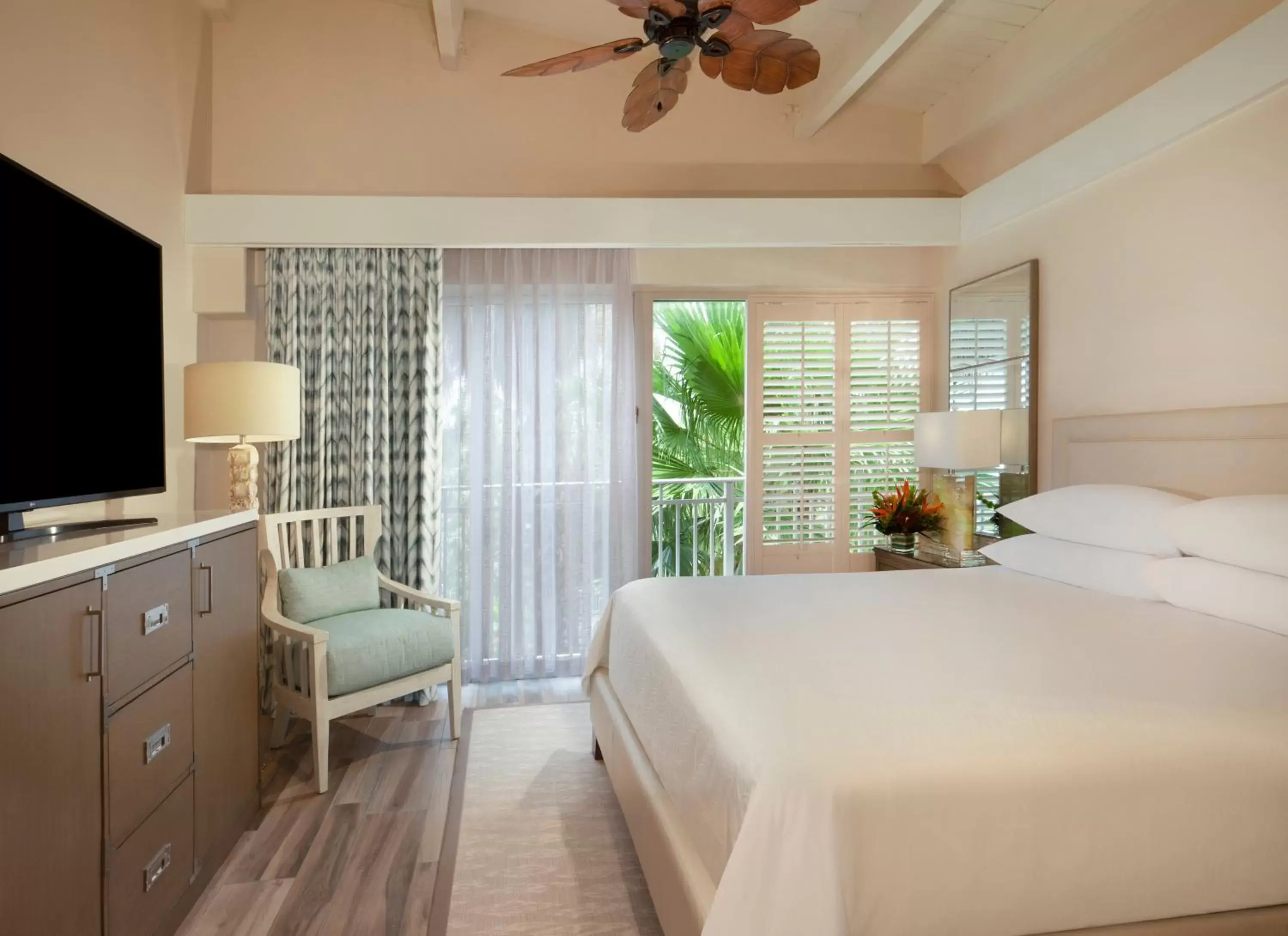 Bed in Pier House Resort & Spa