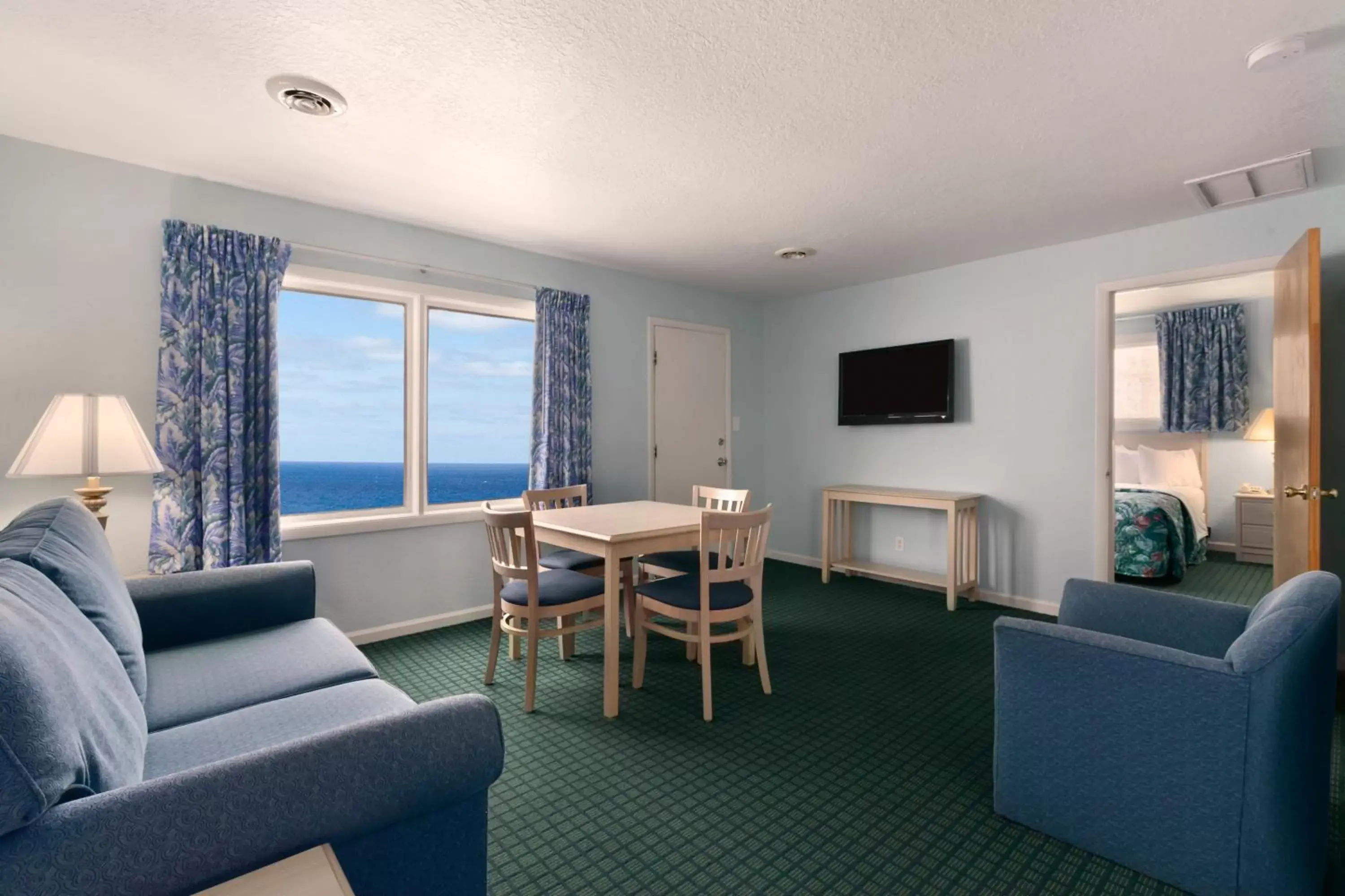 Communal lounge/ TV room, Seating Area in Mariner Inn And Suites