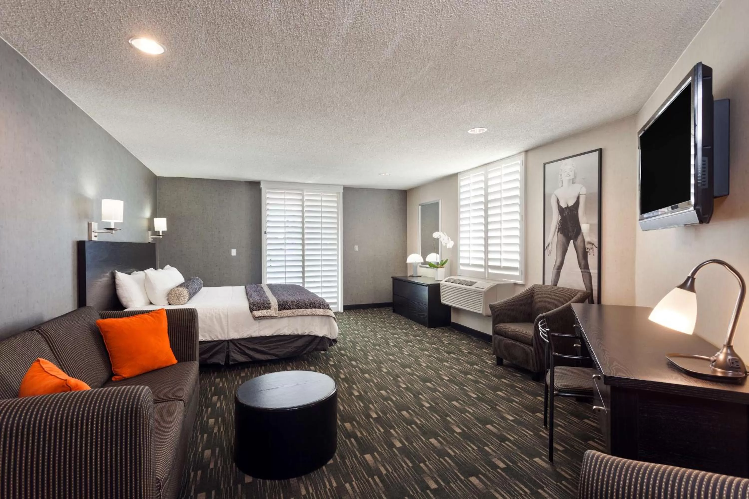 Photo of the whole room, Bed in Ramada Plaza by Wyndham West Hollywood Hotel & Suites