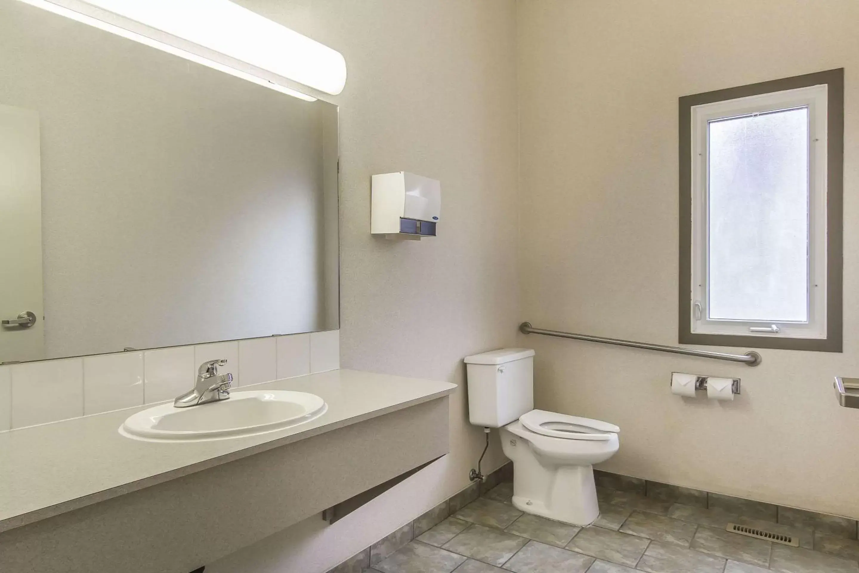 Bathroom in Econo Lodge Inn and Suites Lethbridge