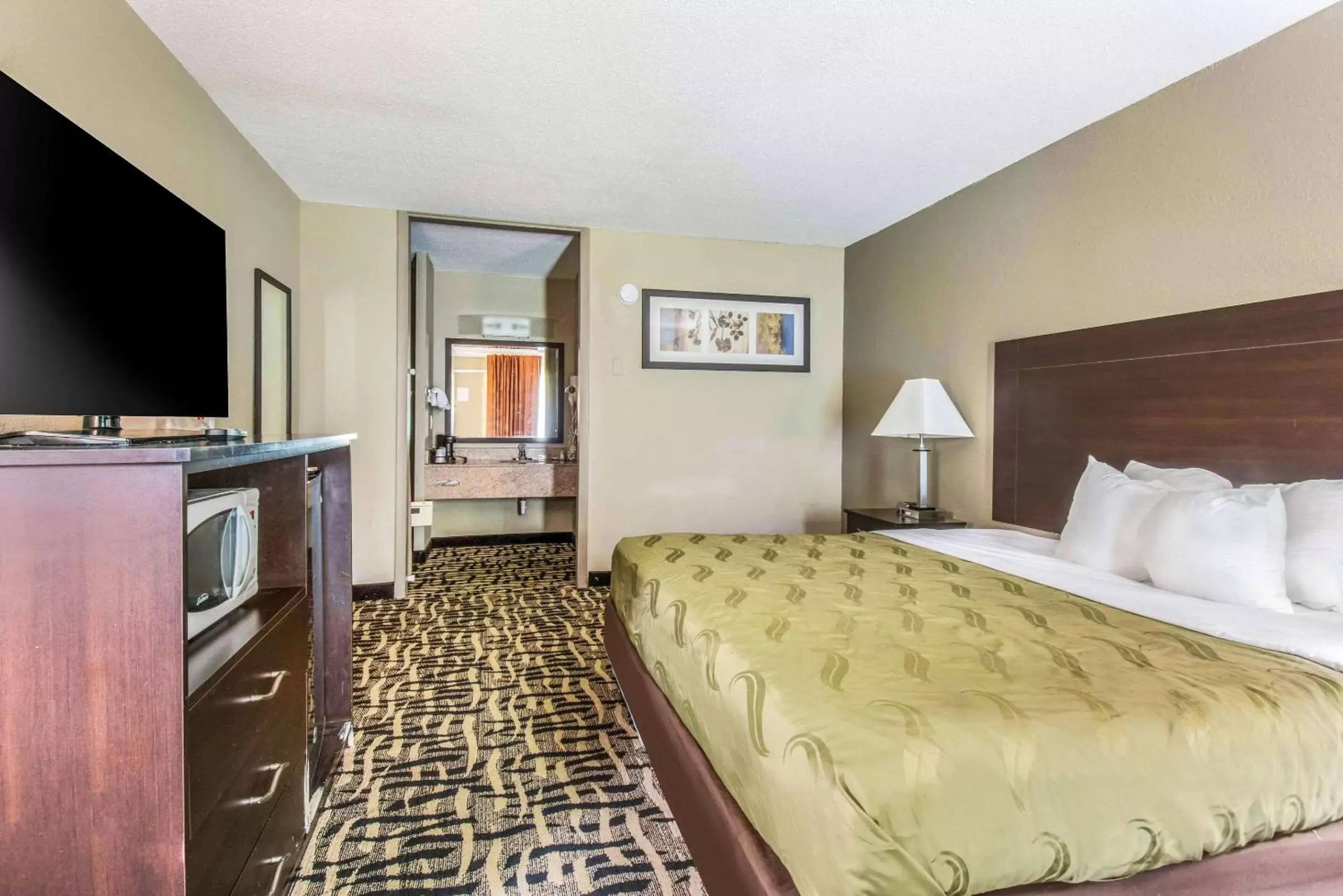 Photo of the whole room, Bed in Quality Inn & Suites York East Photo of the whole room, Bed in Quality Inn & Suites York East