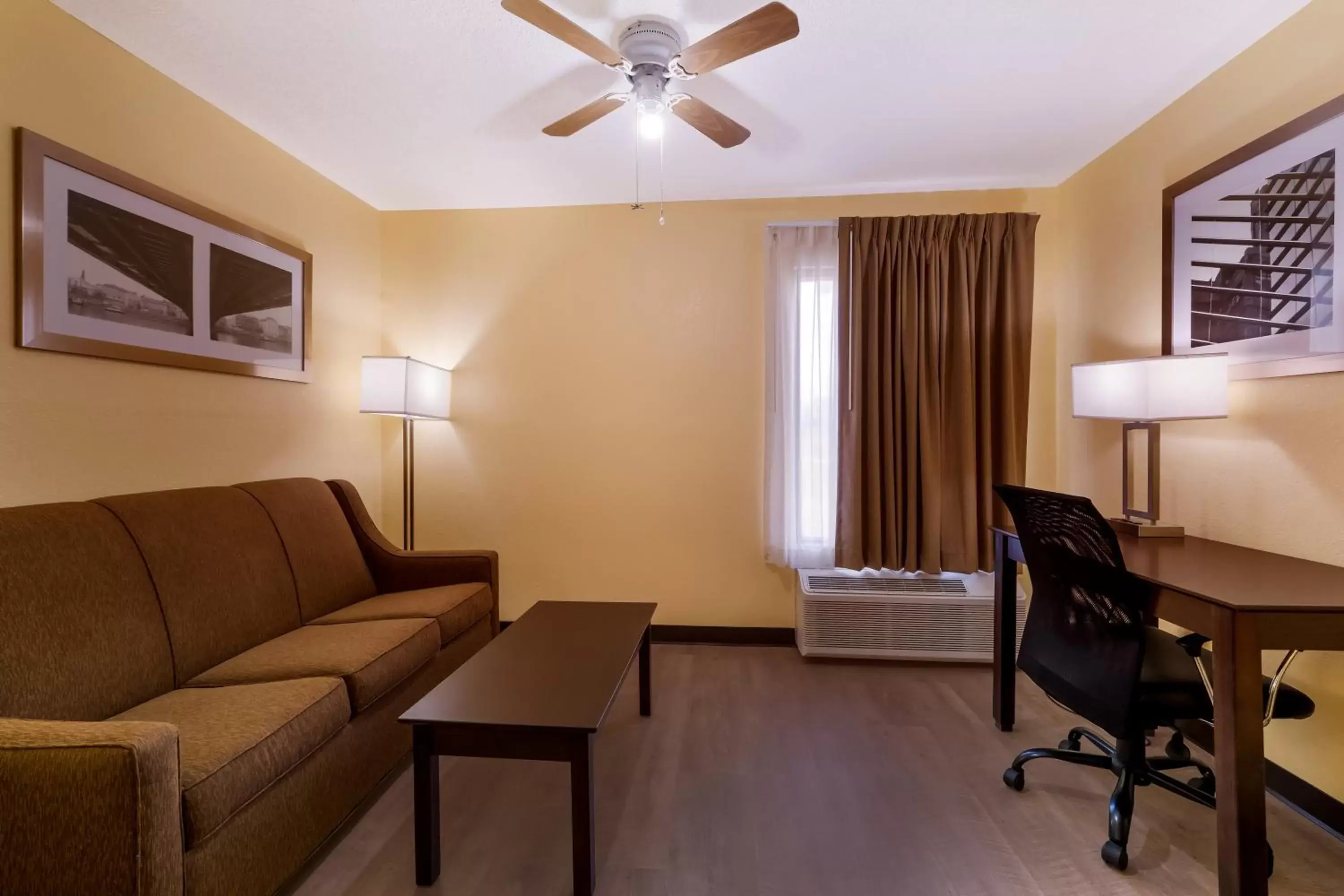 Living room, Seating Area in Quality Inn Jefferson at I-85