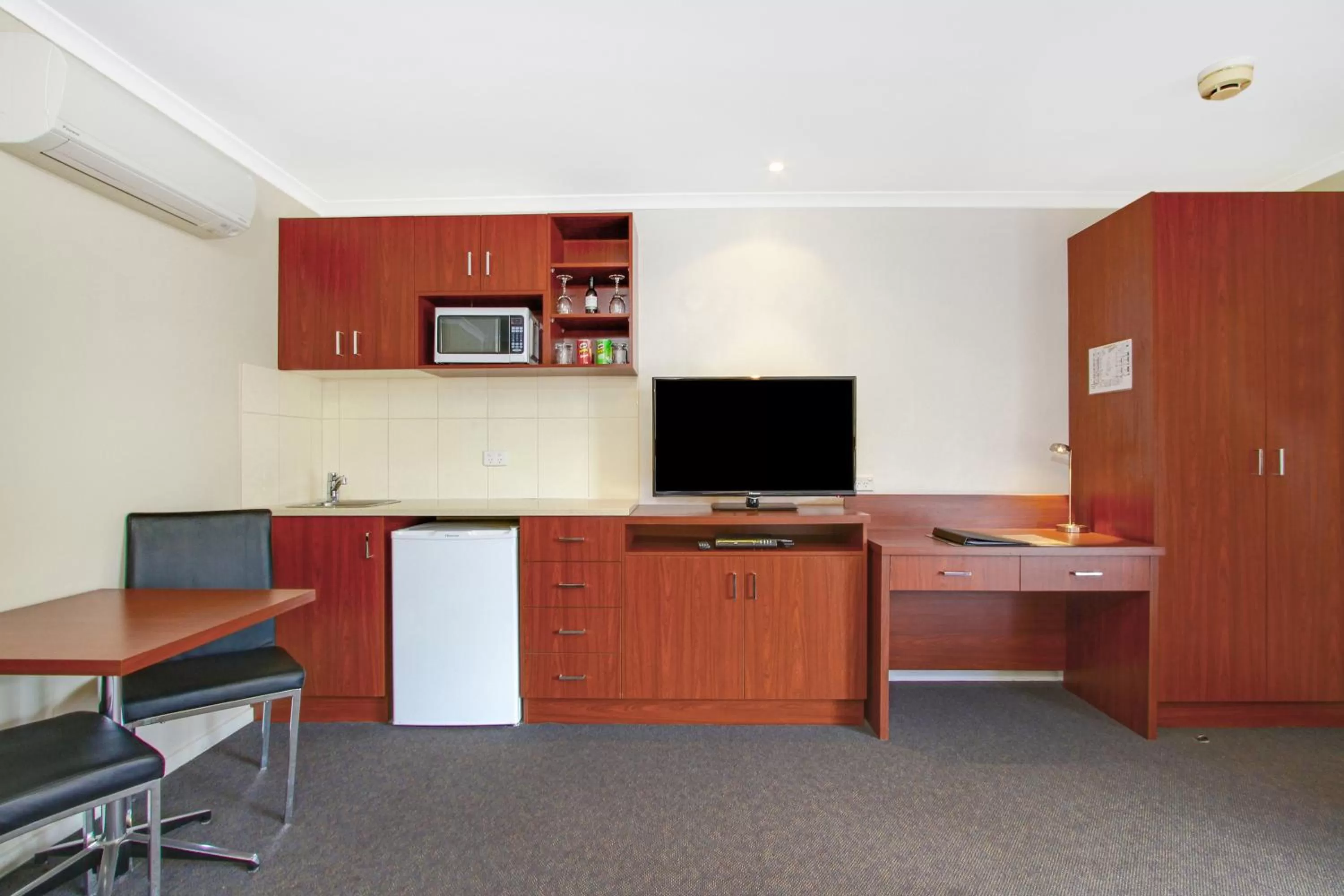 TV and multimedia in Thunderbird Motel Yass